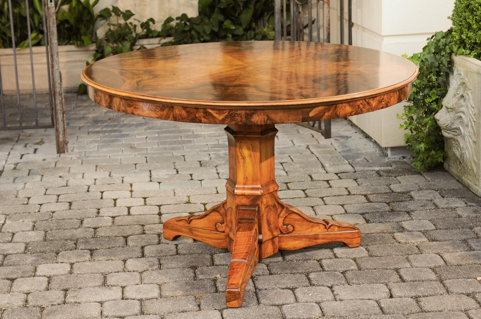 Austrian 1880s Walnut Round Top Dining Table with Radiating Veneer 2