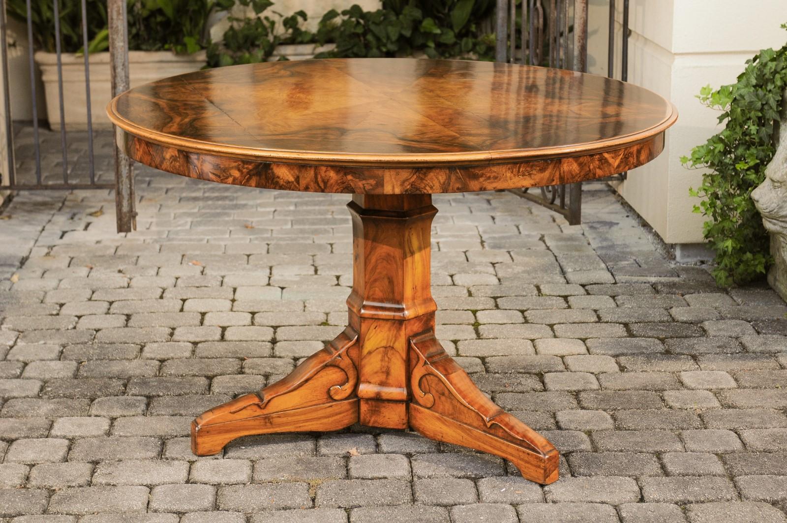 Austrian 1880s Walnut Round Top Dining Table with Radiating Veneer 4