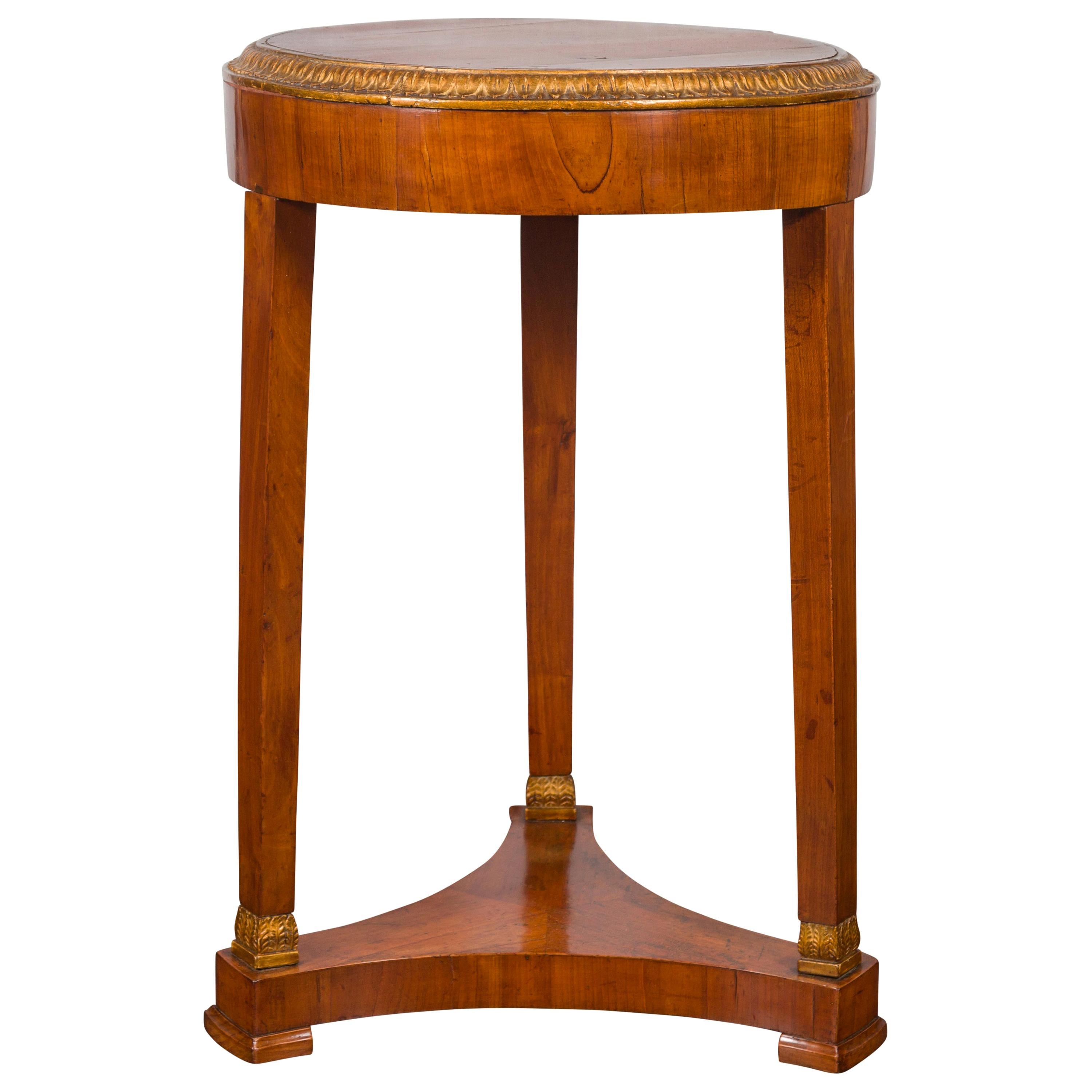 Mesa trípode austriaca Biedermeier de nogal de la década de 1840 con follaje dorado y tallado