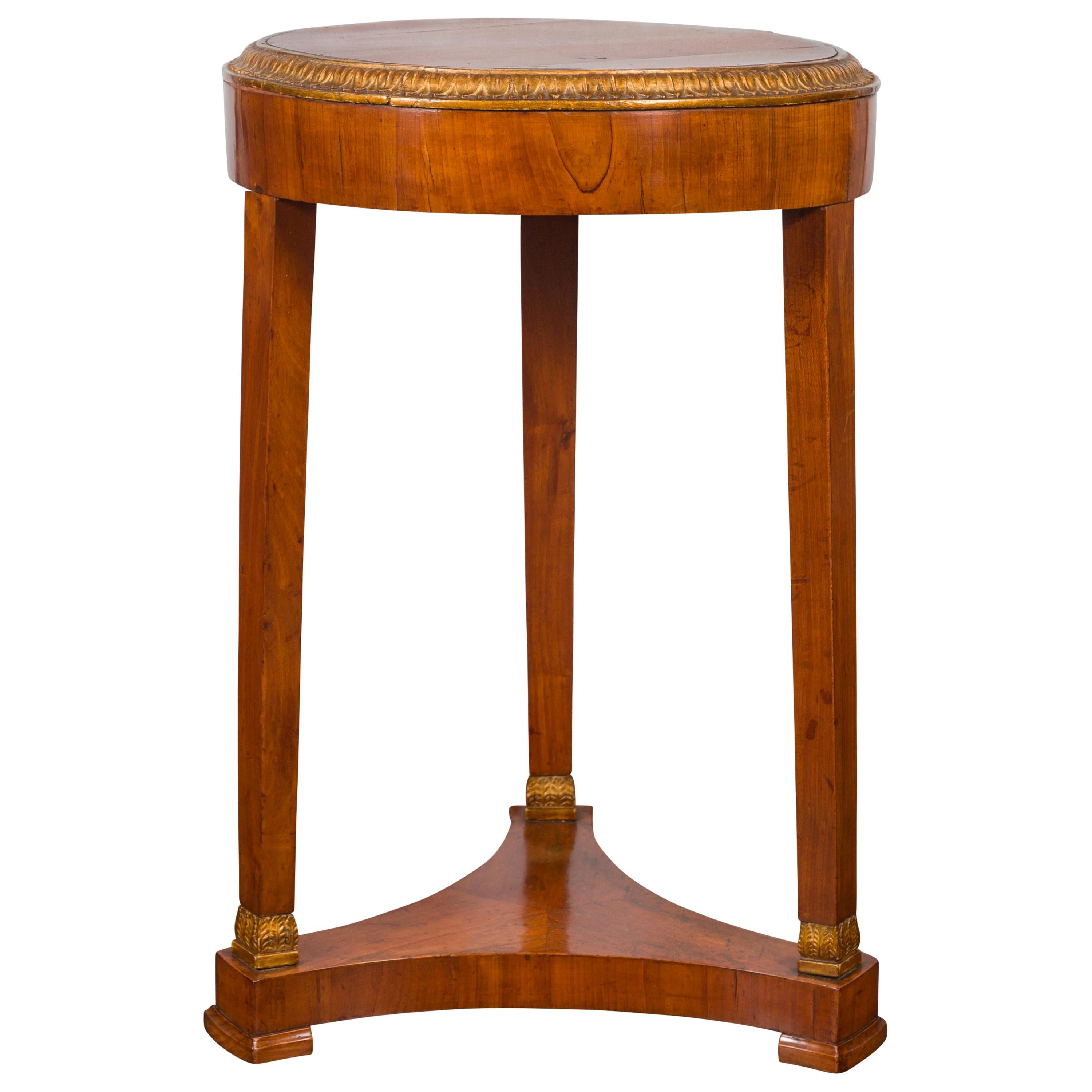 Table tripode Biedermeier autrichienne des années 1840 en noyer avec feuillage doré et sculpté