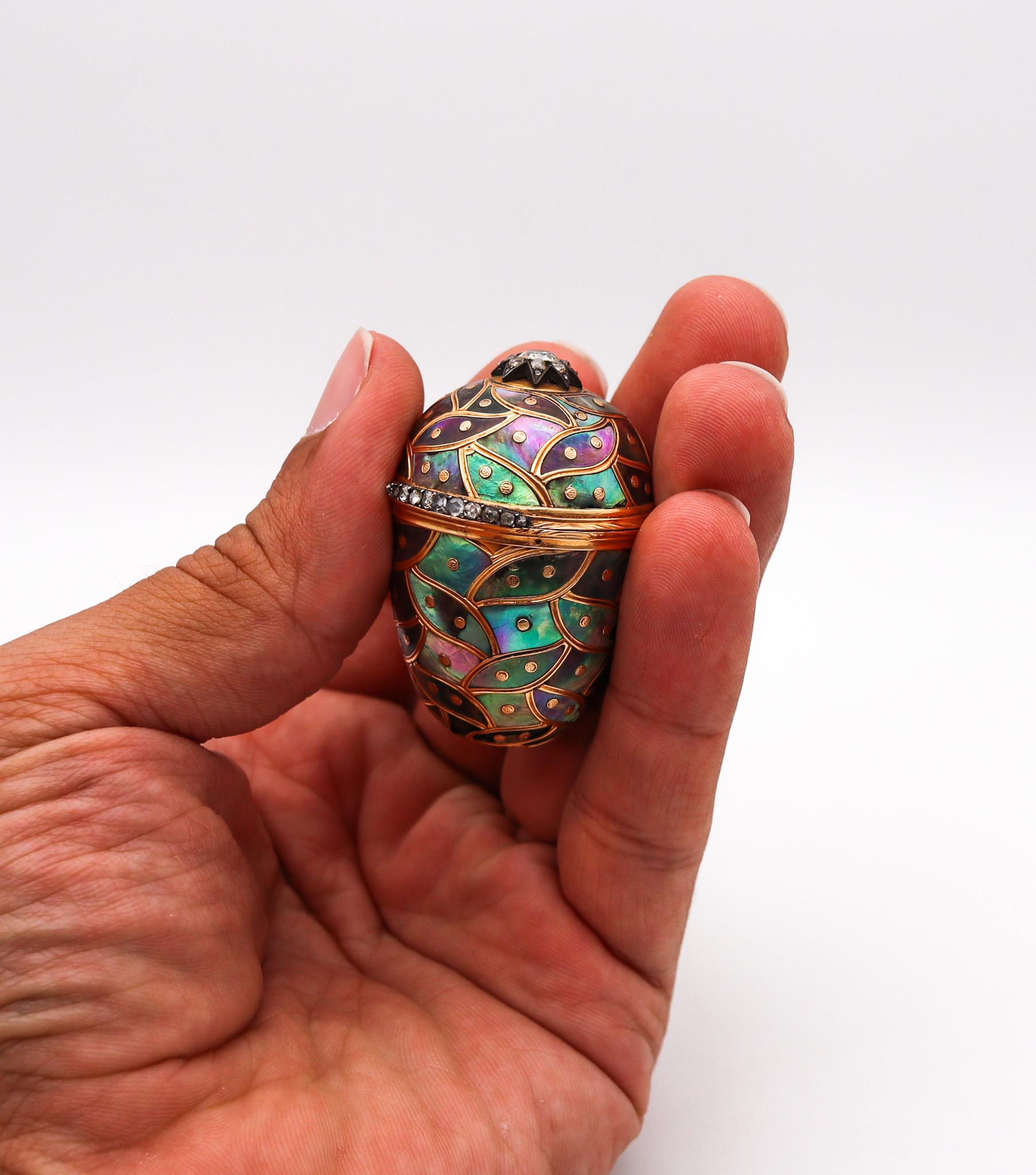 Austrian 18th Century Egg Shaped Box In 18Kt Gold With Diamonds & Abalone Shell In Good Condition For Sale In Miami, FL