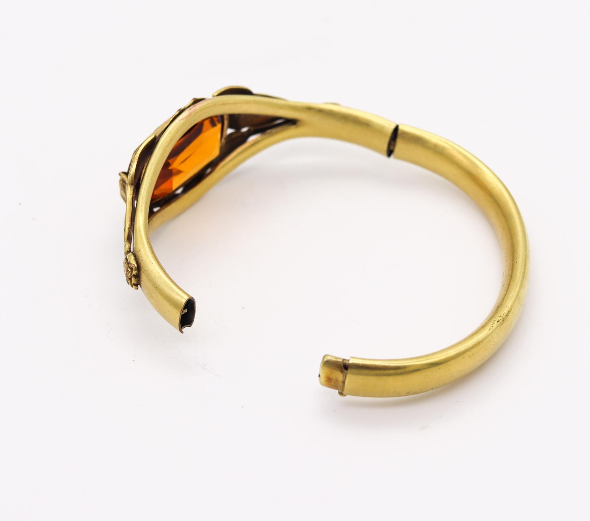 Austrian 1900 Art Nouveau Jugendstil Bangle Bracelet in Gilded Brass In Excellent Condition For Sale In Miami, FL