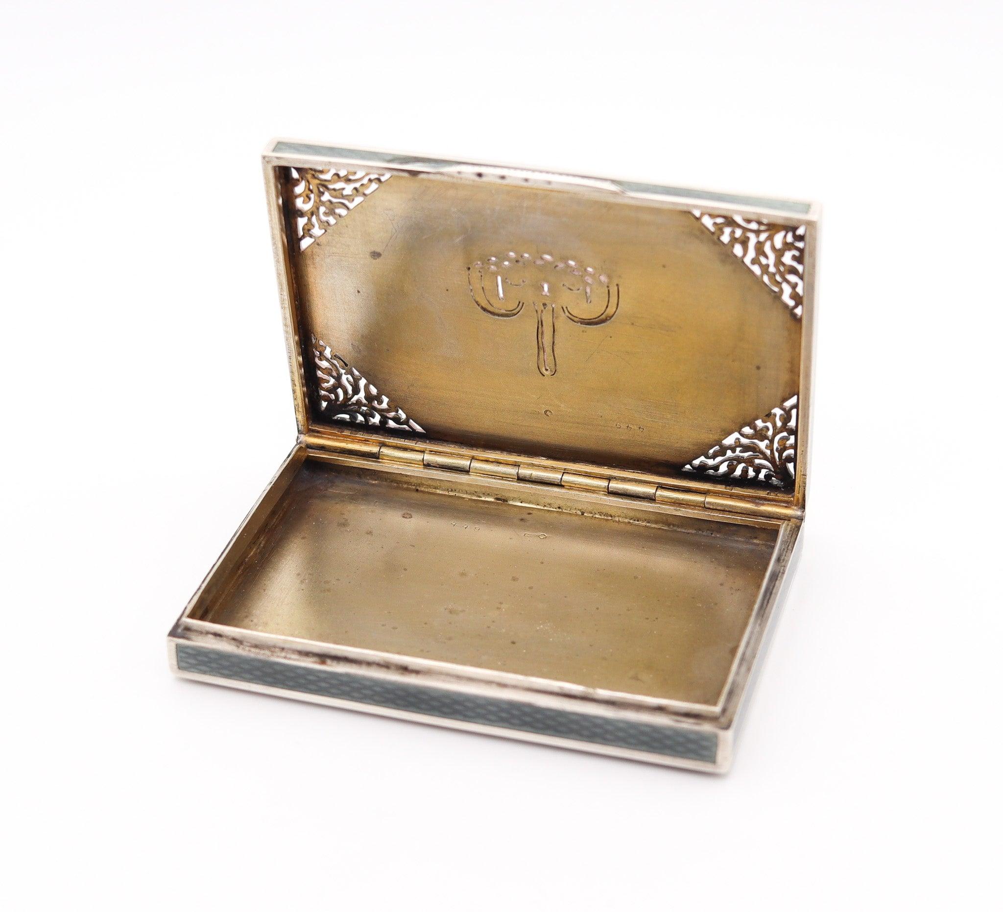 Début du 20ème siècle Boîte à vigne guillochée émaillée Art Déco de 1915 en argent sterling .935 en vente