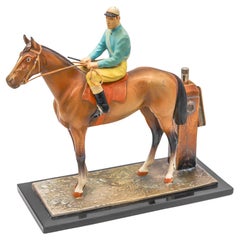 AUSTRIACO 1915 Escultura esmaltada Caballo de carreras con jinete Mesa-escritorio Golpeador