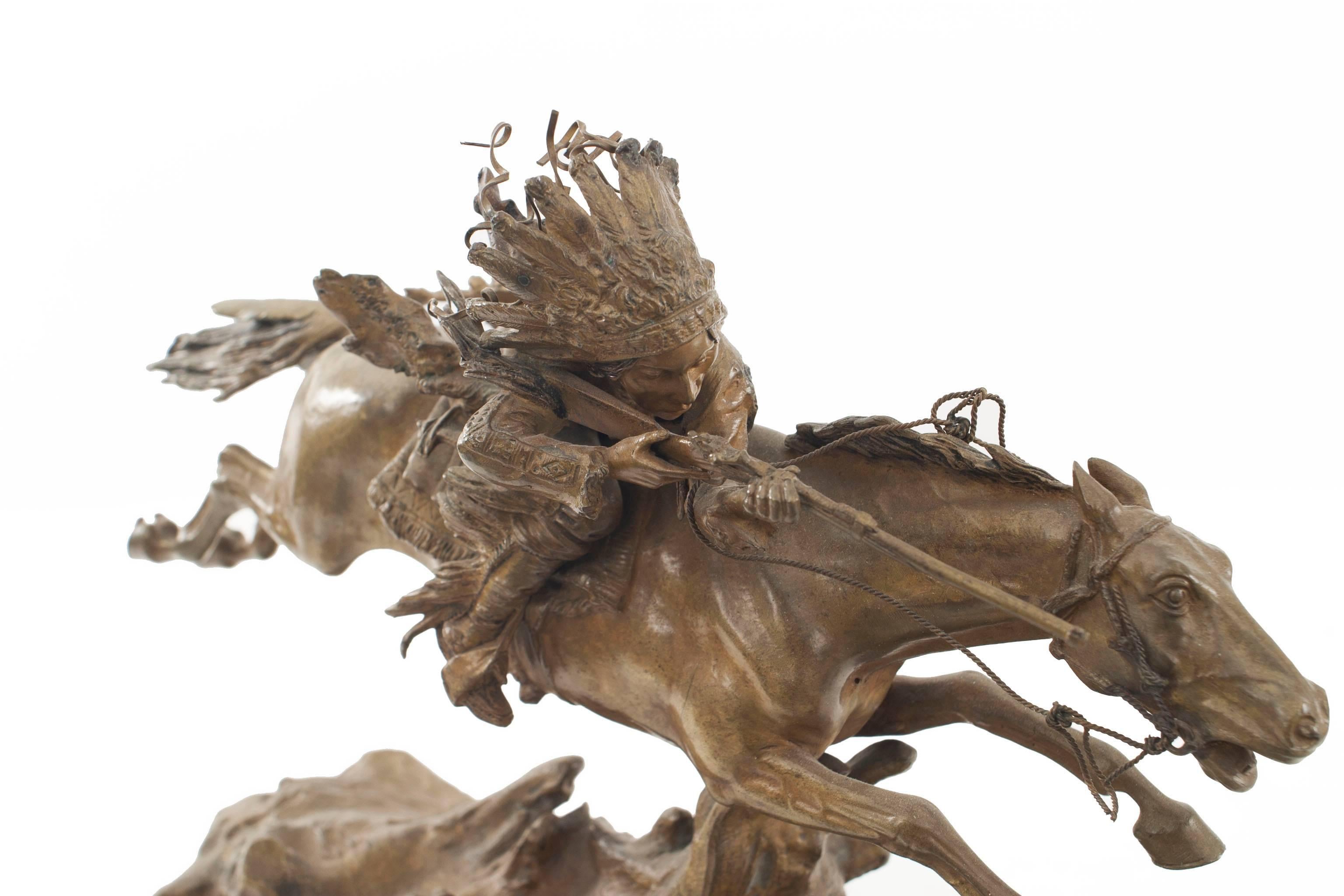 Österreichische (19/20. Jh.) Bronzefigur eines Indianers mit Gewehr auf einem Pferd (signiert C. KAUBA)
