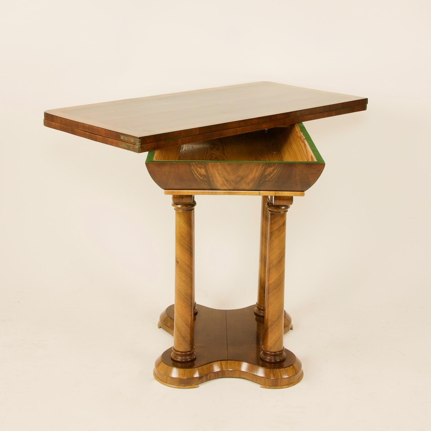 Austrian 19th Century Biedermeier Walnut Game Flip Top Table For Sale 1