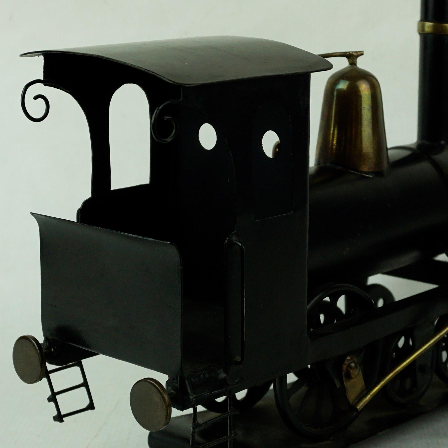 Laiton Locomotive autrichienne du milieu du siècle en laiton et métal noir, par Hagenauer Vienna en vente