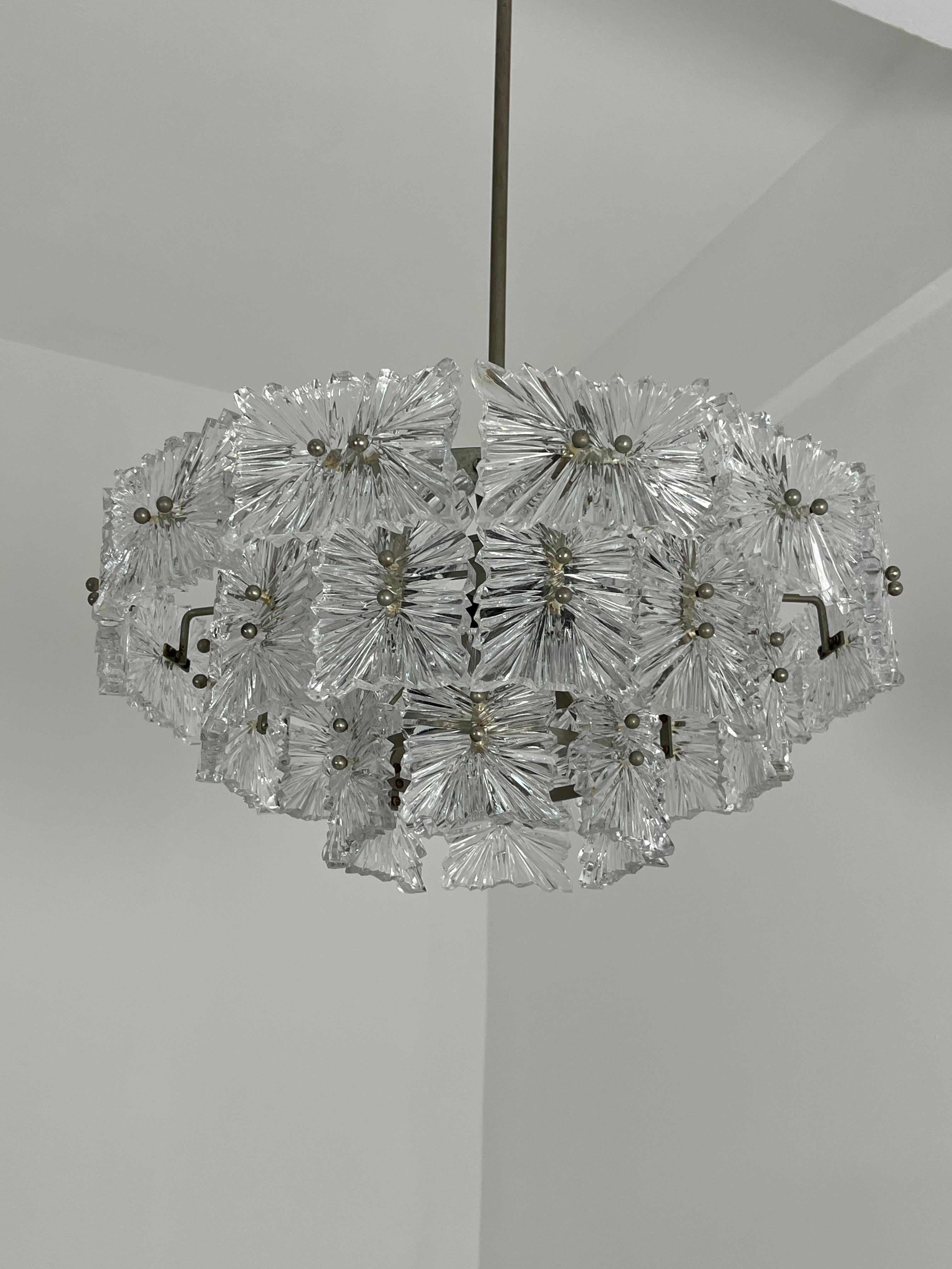 Araña austriaca de 7 luces de vidrio esmerilado atribuida a Stöelze, años 60
Estructura metálica, cristal intacto, las lámparas laterales tienen casquillo E14, la lámpara central tiene un casquillo E27.
Buen estado.