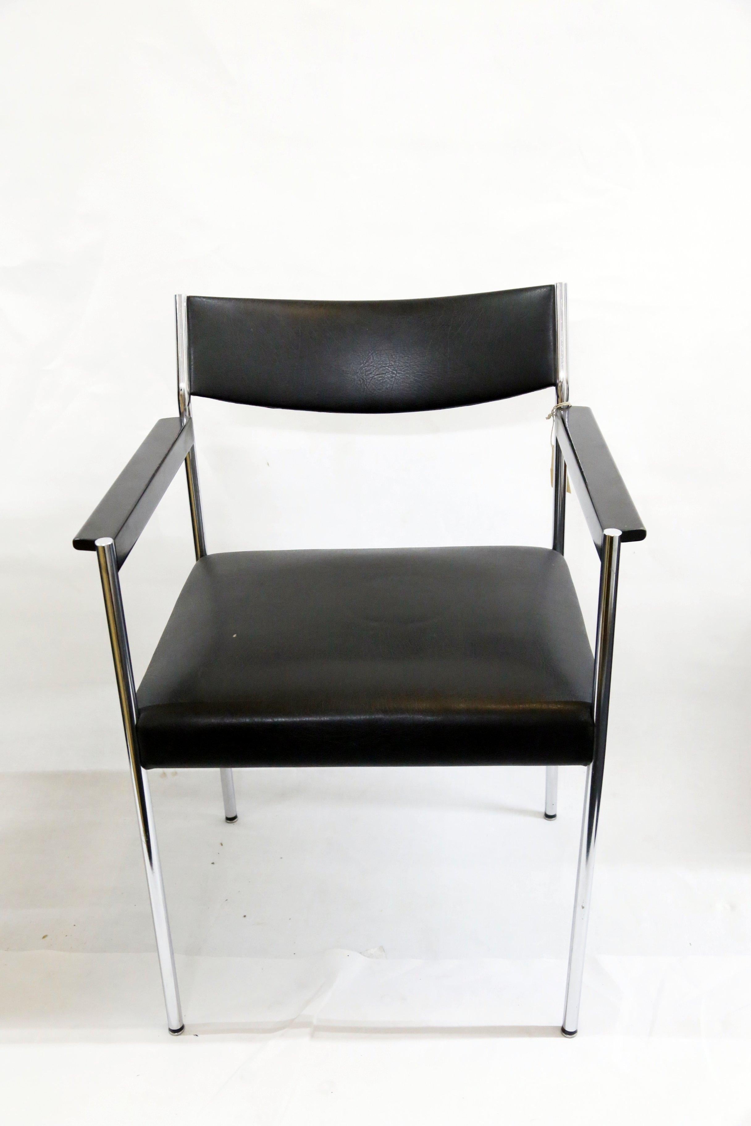 Austrian armchairs, set of 4, from Brüder Fellner, 1970s
Leather and chrome, great condition.
Made by Brüder Fellner Handelges. m. b. h.
Paper stamped by maker.
This vintage item has no defects, but it may show slight traces of use.
Light wear