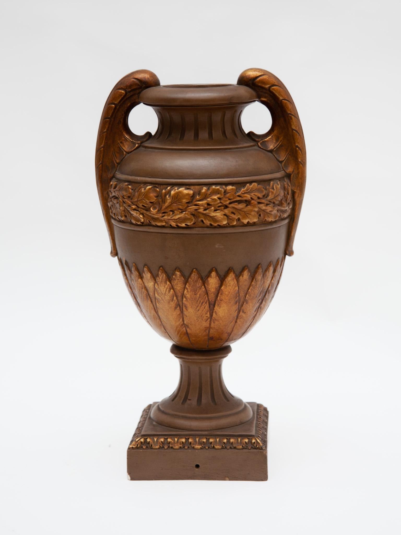 Vase ancien en céramique Amphora Classism avec feuilles de chêne dorées et palmettes exécutées, fabriqué en Autriche au 19ème siècle.