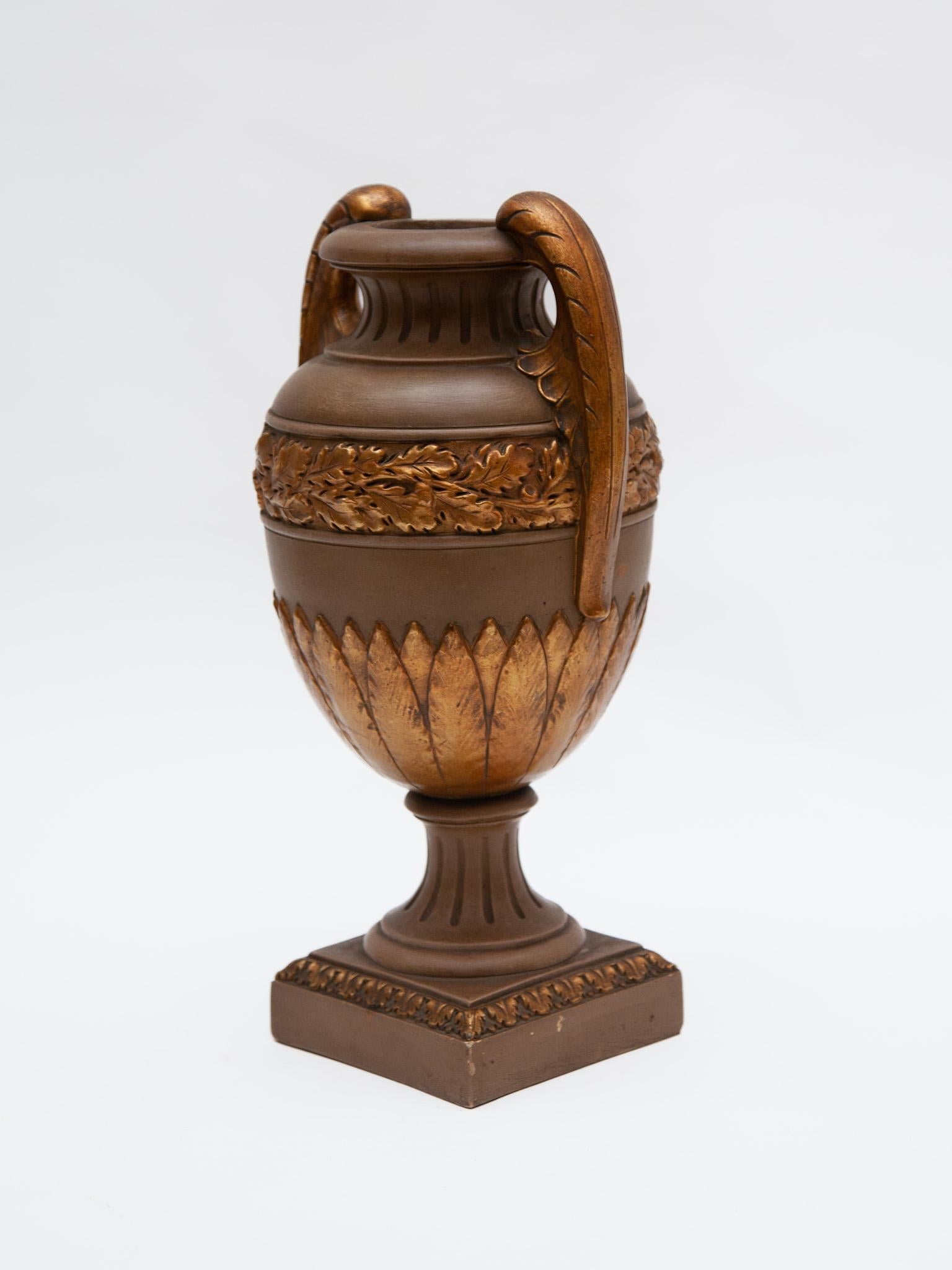 Fin du XIXe siècle Vase autrichien en céramique Amphora de style classique en vente
