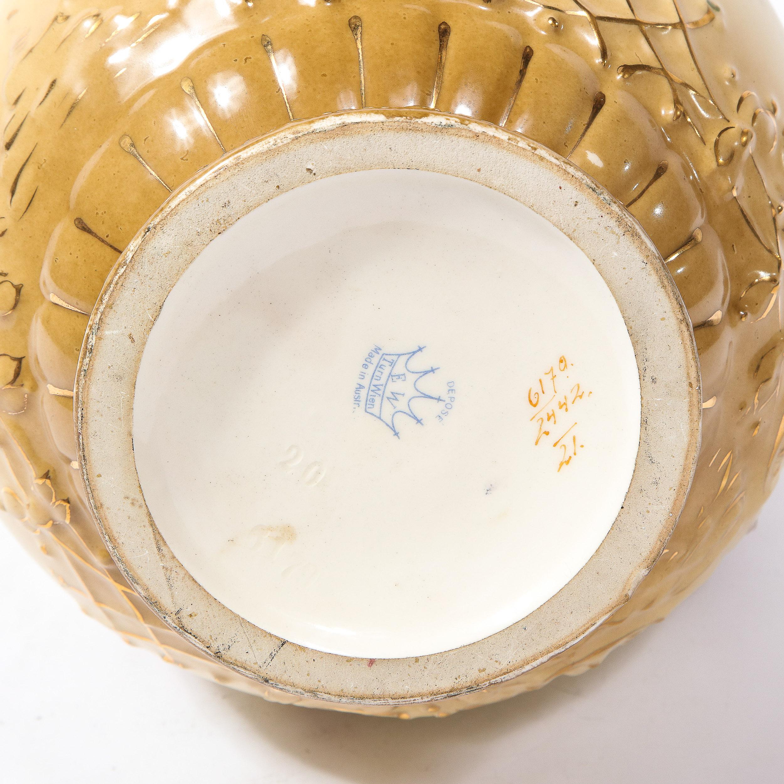 Vase à poignée Art nouveau autrichien ancien peint à la main par EW en vente 10