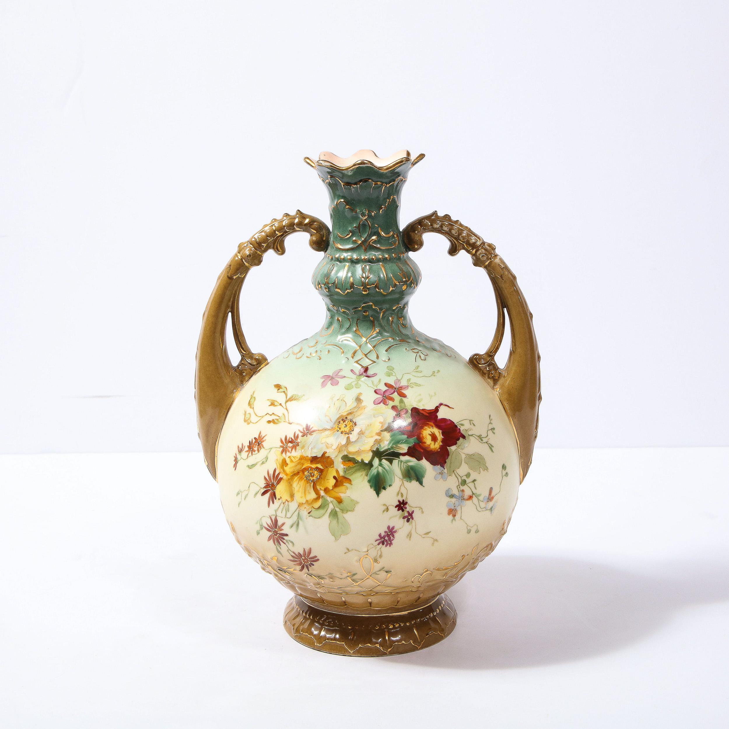 Ce vase Art nouveau étonnant et graphique a été réalisé en Autriche vers 1910. Il présente une base circulaire avec un corps en forme de gourde qui s'élève vers un col mince et ondulé et un sommet festonné. La base est émaillée d'une riche teinte