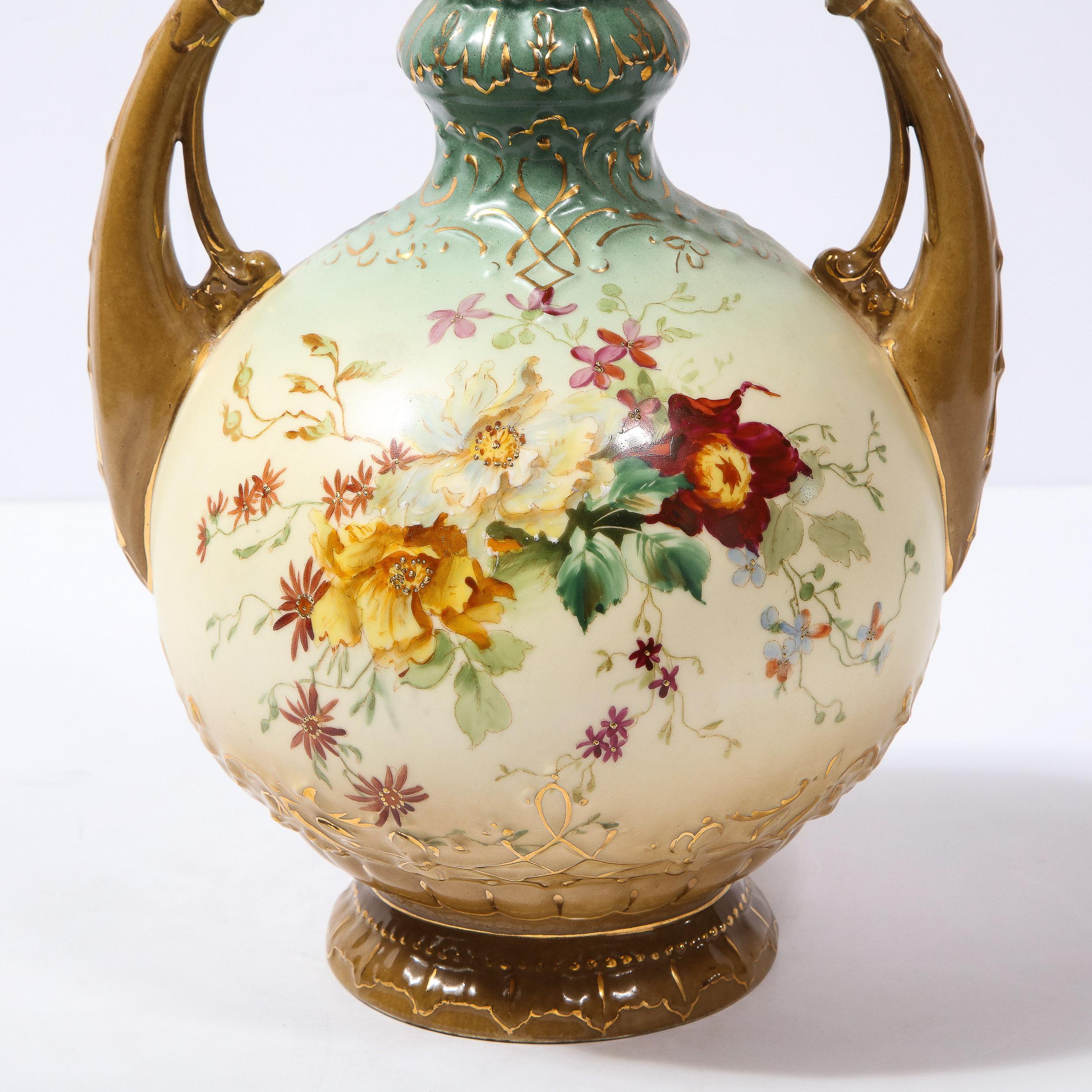 Vase à poignée Art nouveau autrichien ancien peint à la main par EW Excellent état - En vente à New York, NY