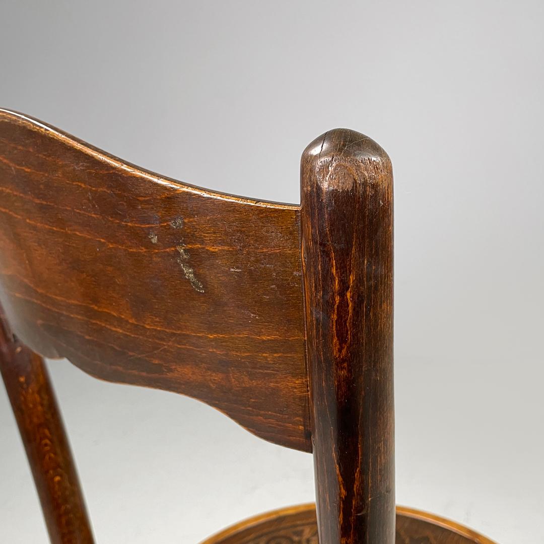 Austrian antique Mundus wooden chairs with elegant round decoration, early 1900s For Sale 5