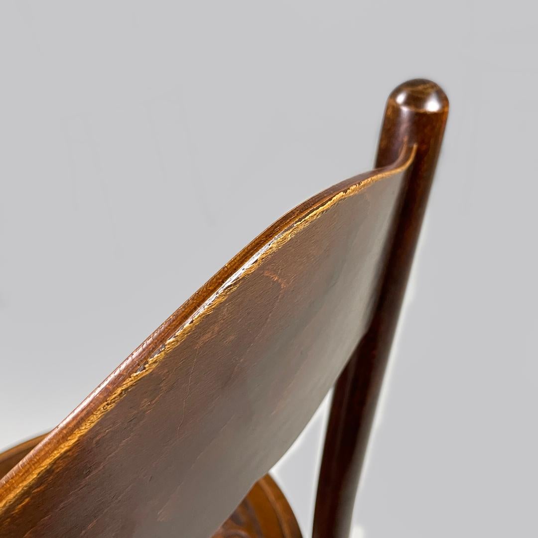 Austrian antique Mundus wooden chairs with elegant round decoration, early 1900s For Sale 6