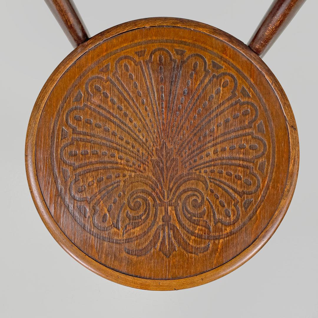 Austrian antique Mundus wooden chairs with elegant round decoration, early 1900s For Sale 7