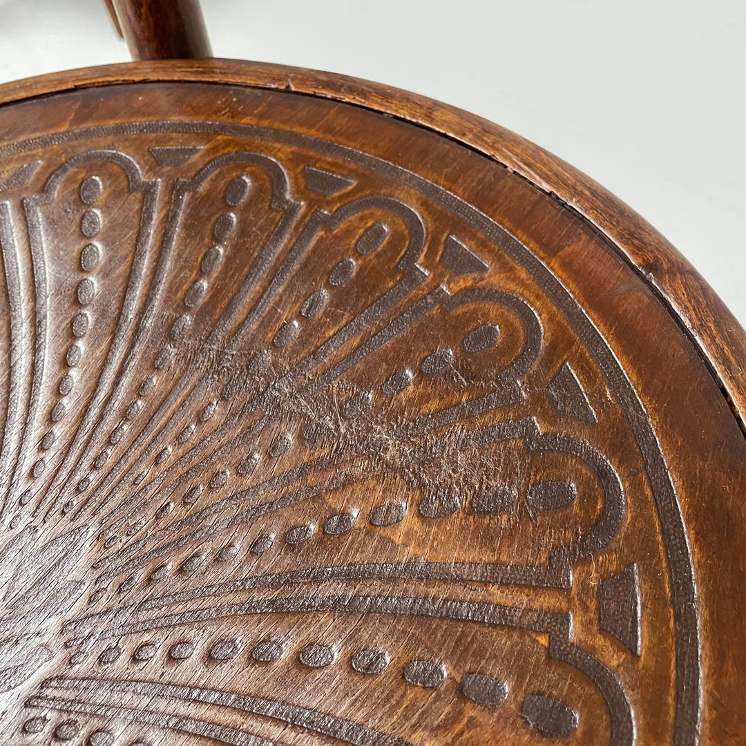 Austrian antique Mundus wooden chairs with elegant round decoration, early 1900s For Sale 8