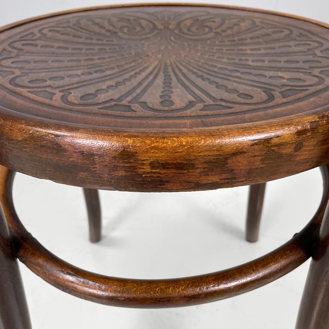 Austrian antique Mundus wooden chairs with elegant round decoration, early 1900s For Sale 9