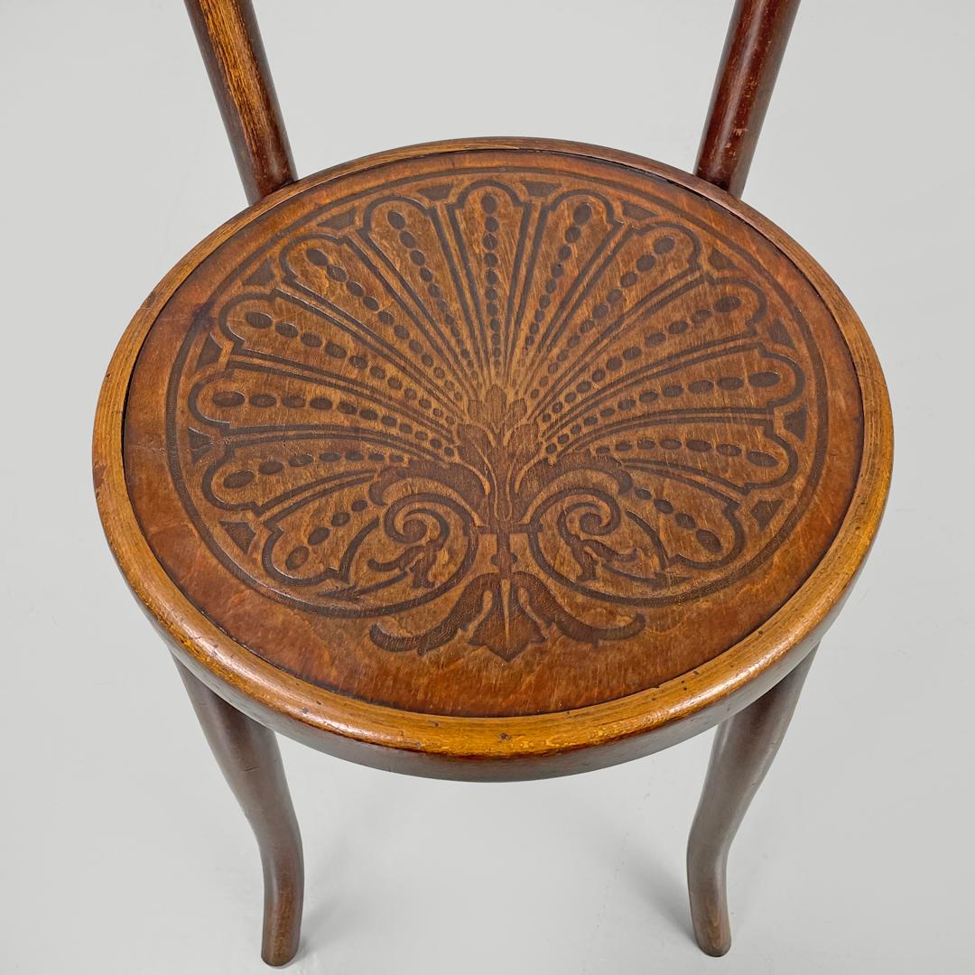 Austrian antique Mundus wooden chairs with elegant round decoration, early 1900s For Sale 11