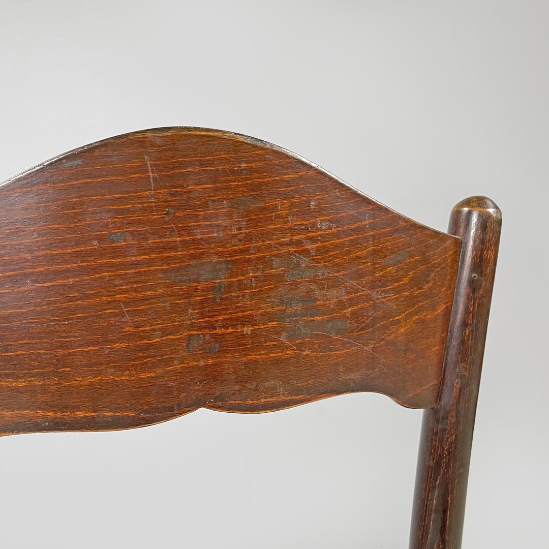 Austrian antique Mundus wooden chairs with elegant round decoration, early 1900s For Sale 4