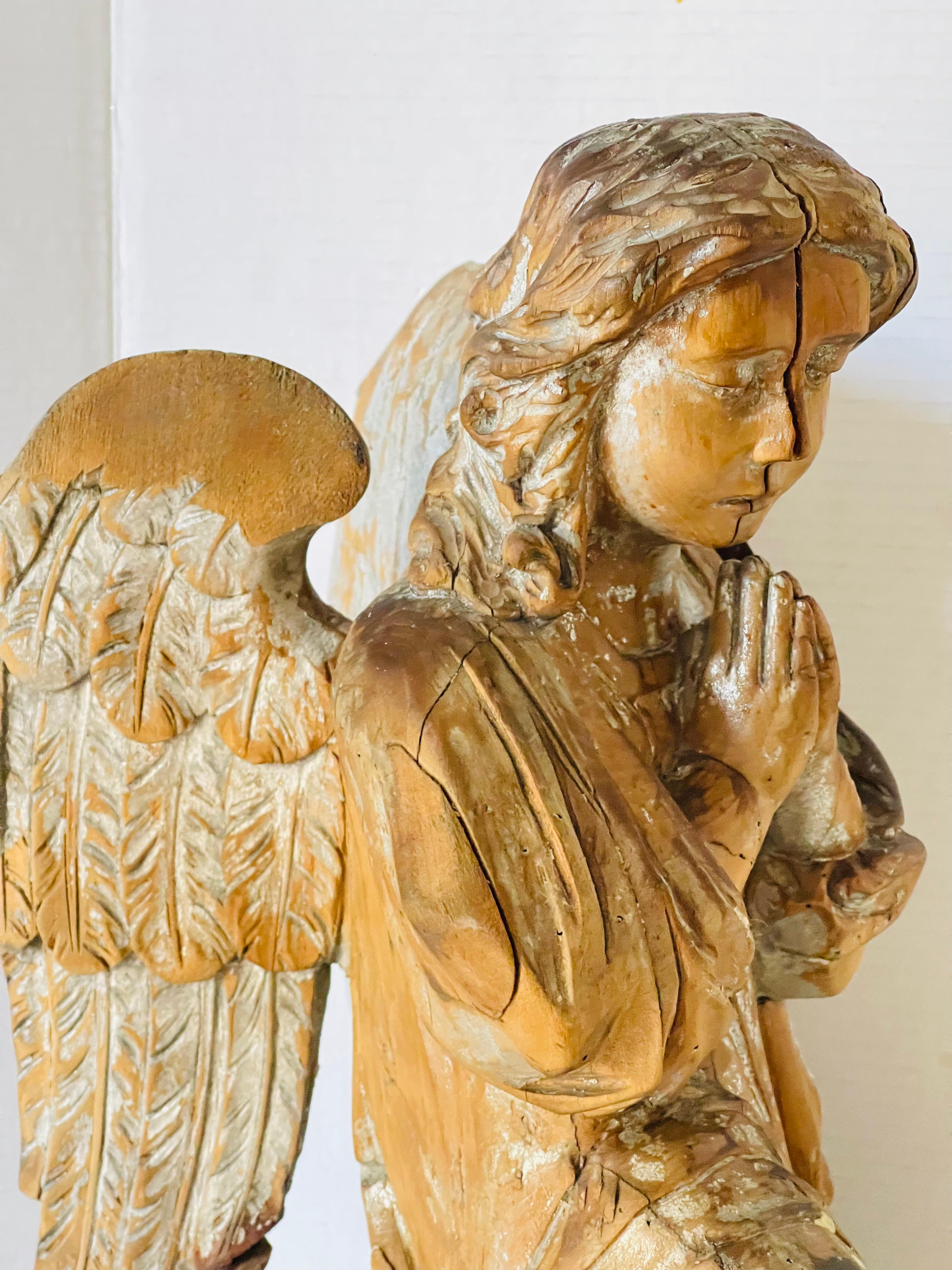 Escultura religiosa austriaca antigua de madera Ángel orante en venta 3