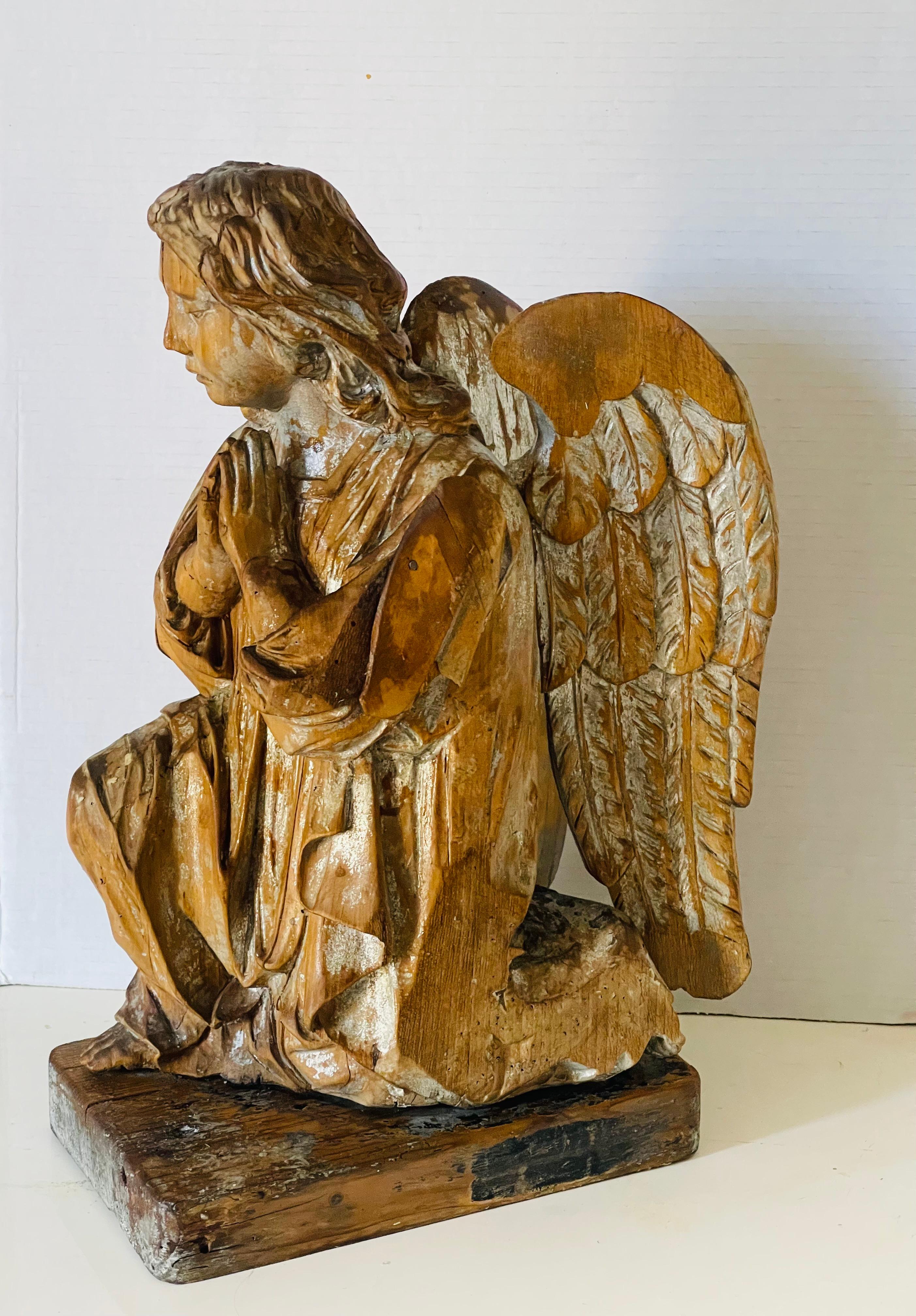 Escultura religiosa austriaca antigua de madera Ángel orante en Bueno estado para la venta en Boca Raton, FL