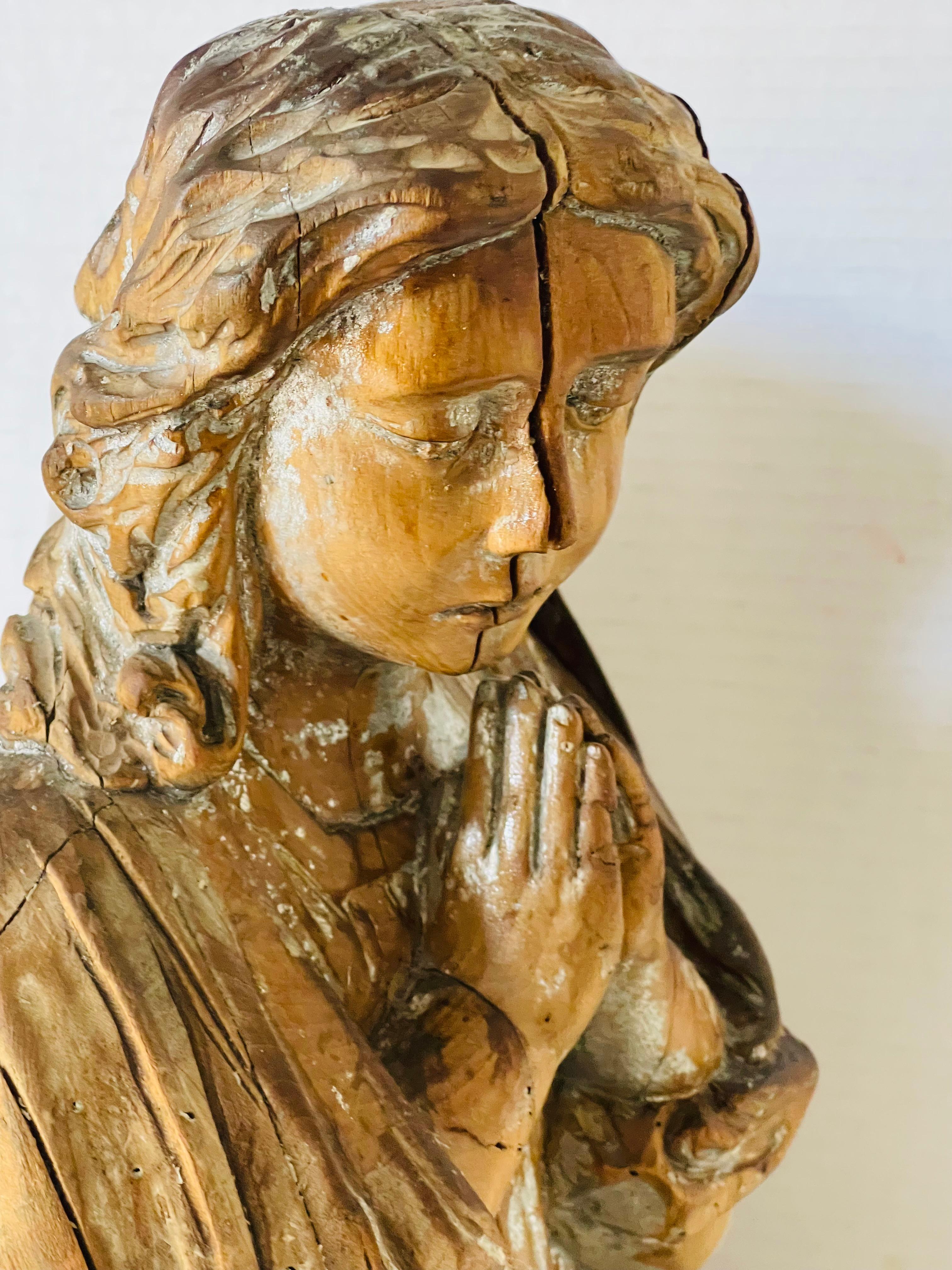 Escultura religiosa austriaca antigua de madera Ángel orante Madera frutal en venta