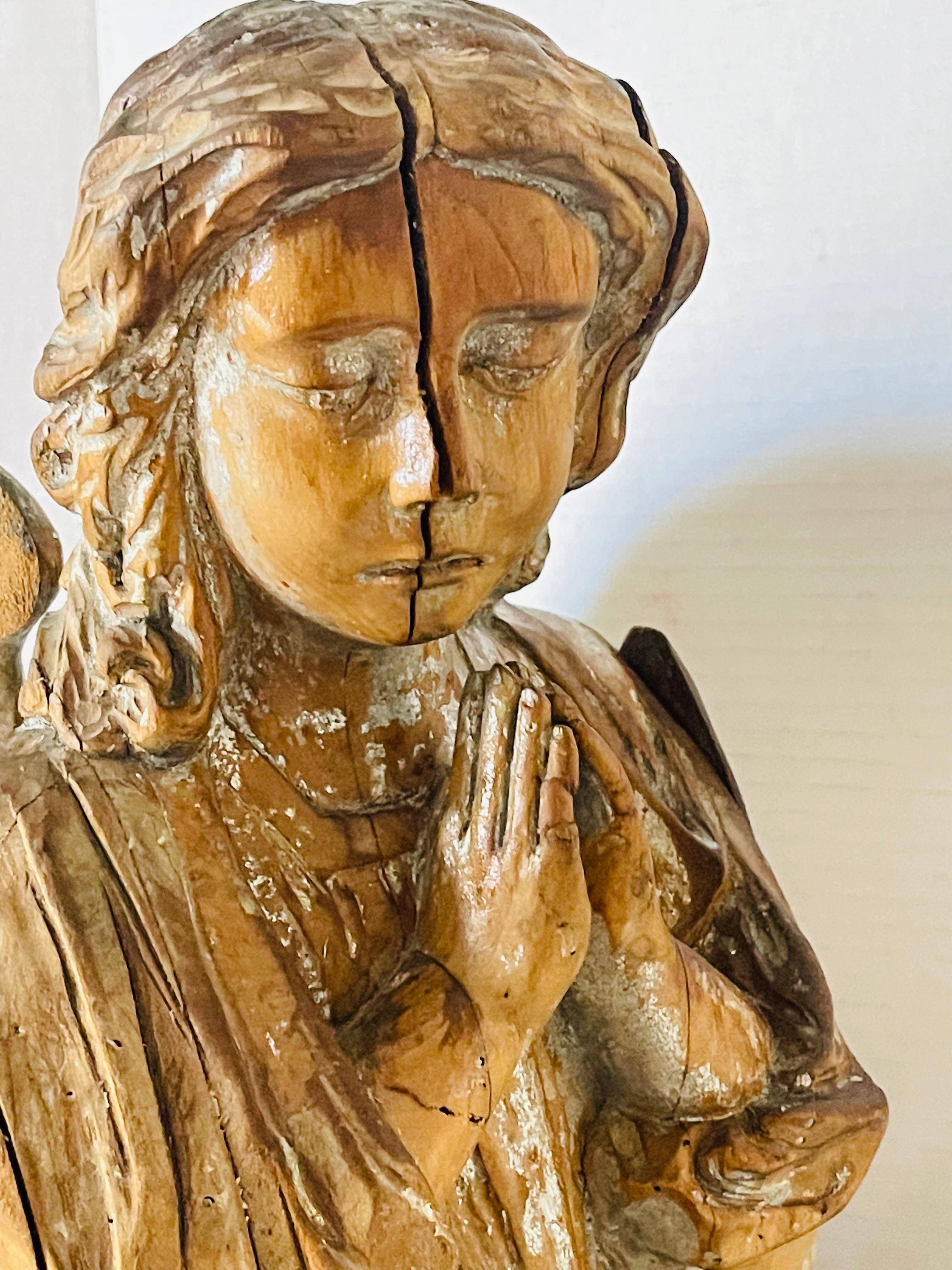 Escultura religiosa austriaca antigua de madera Ángel orante en venta 2