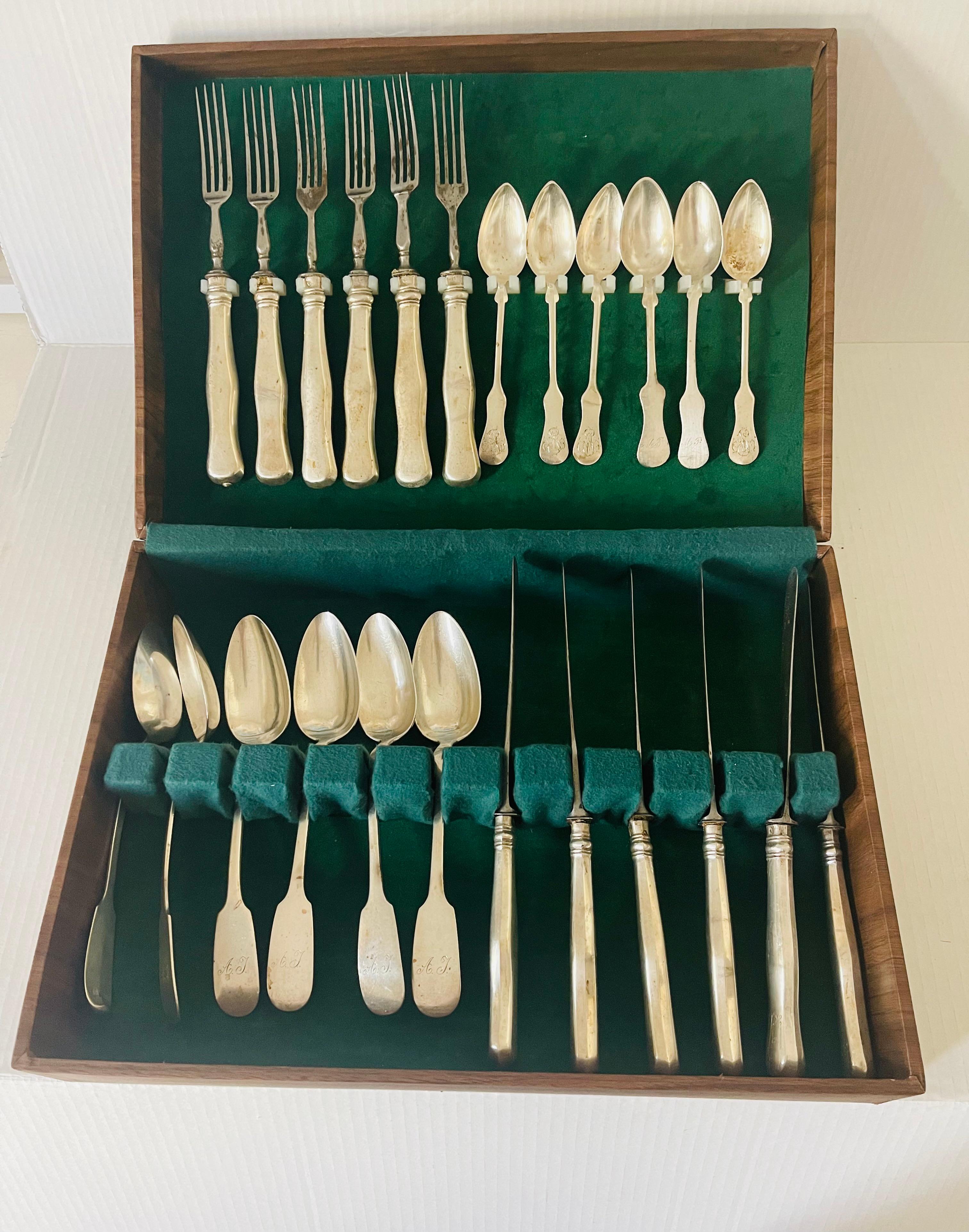 Service de couverts anciens en argent autrichien pour 6 personnes. Avec des marques d'argent impérial autrichien et des initiales . Les fourchettes et les couteaux ont des manches en argent, comme prévu à l'origine. Les cuillères à café sont d'un