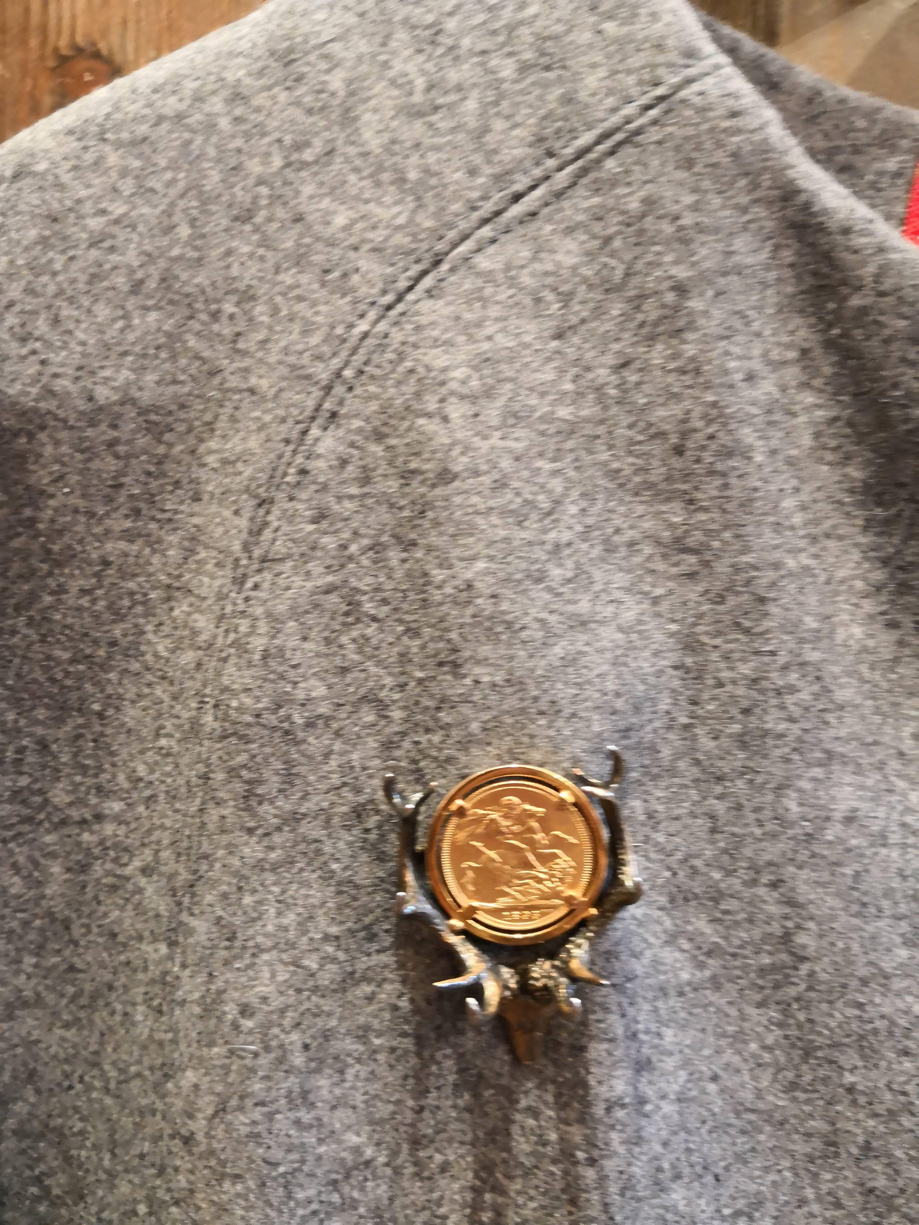 Broche autrichienne en bois de cervidé avec médaille d'or anglaise en vente 3