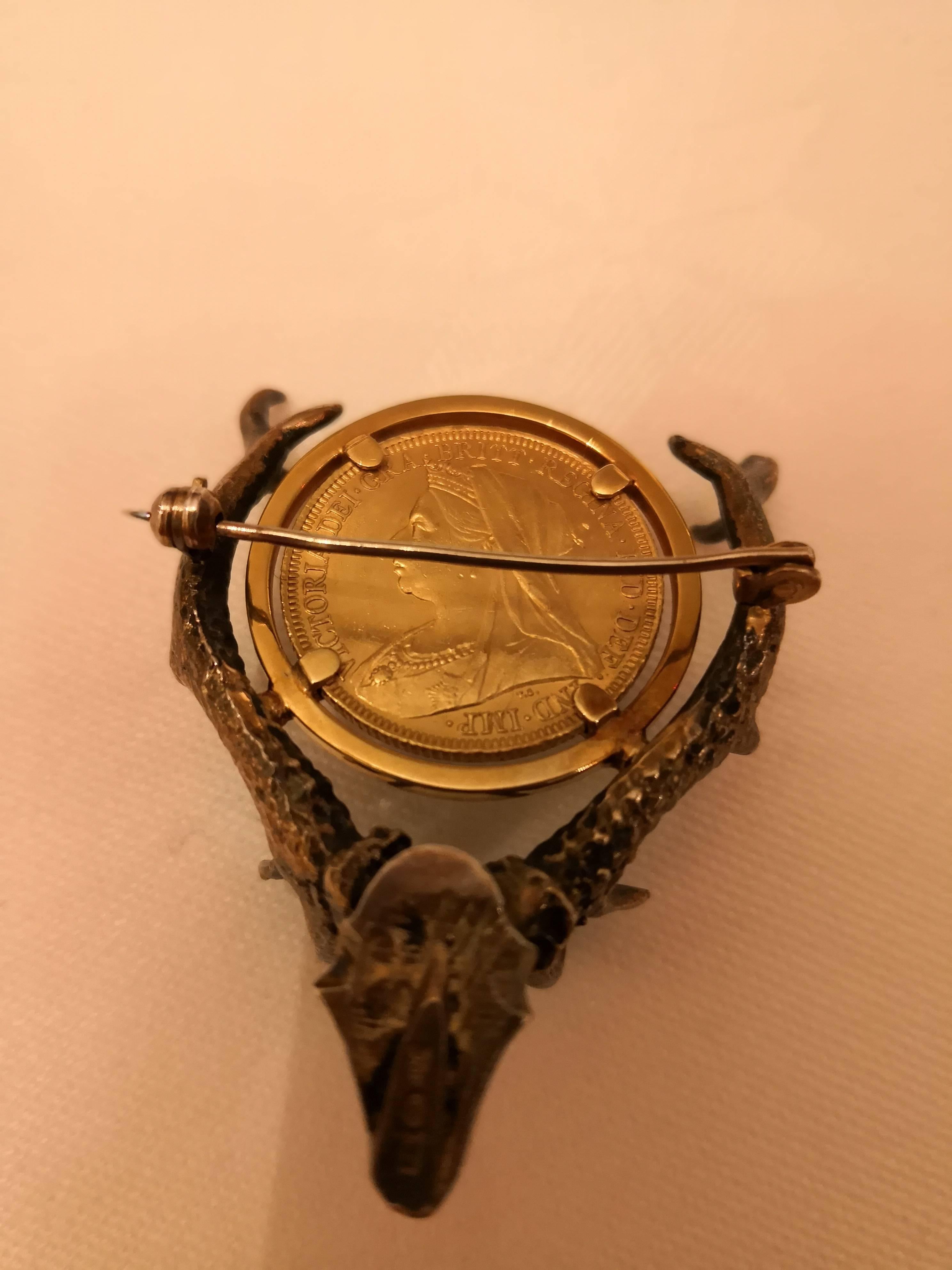Handgefertigte Brosche in Form eines Geweihs in Silber vergoldet. In der Mitte eine viktorianische Goldmedaille von 1895. Österreichische Punze und Silberpunze.