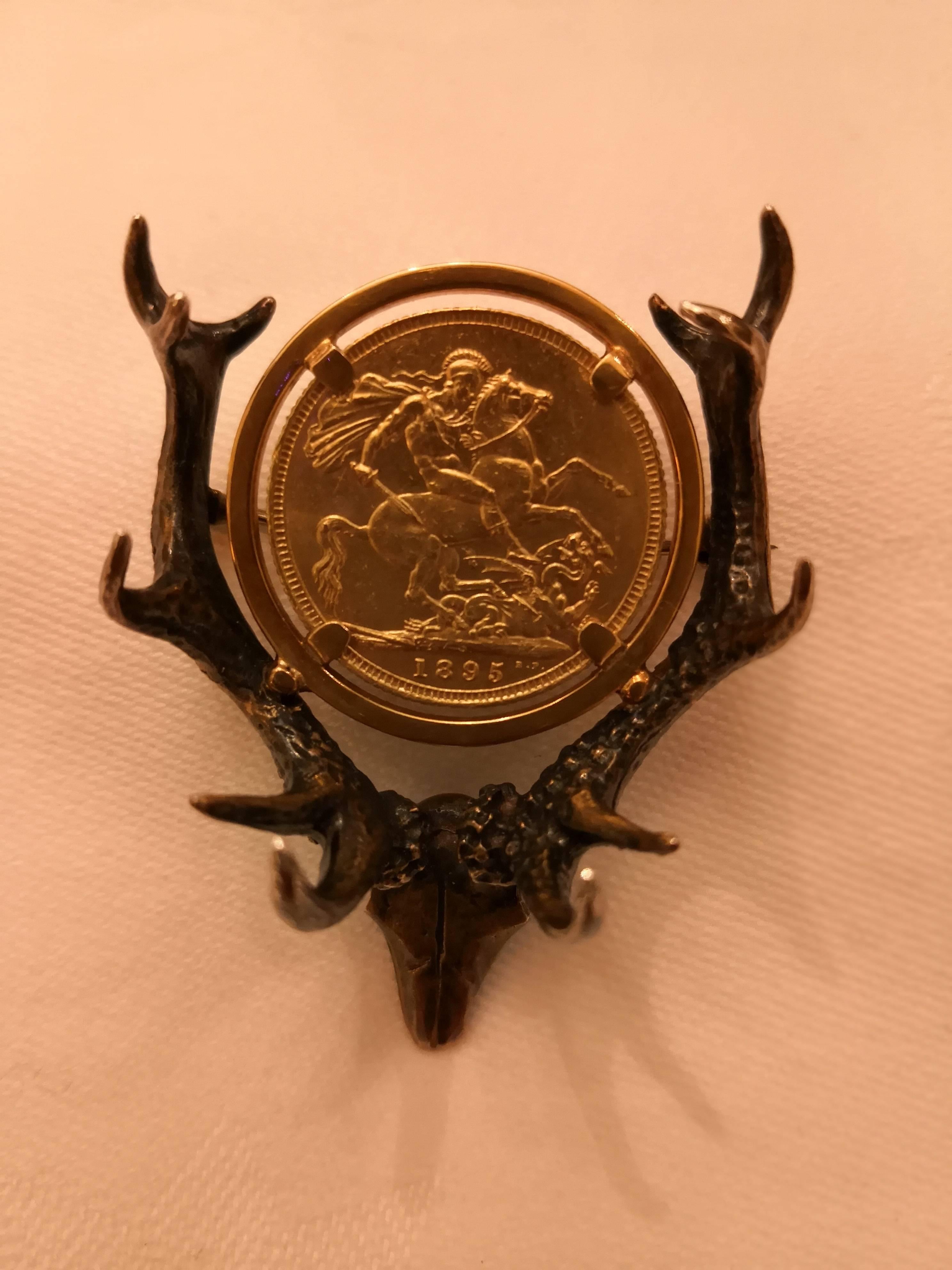 Or Broche autrichienne en bois de cervidé avec médaille d'or anglaise en vente