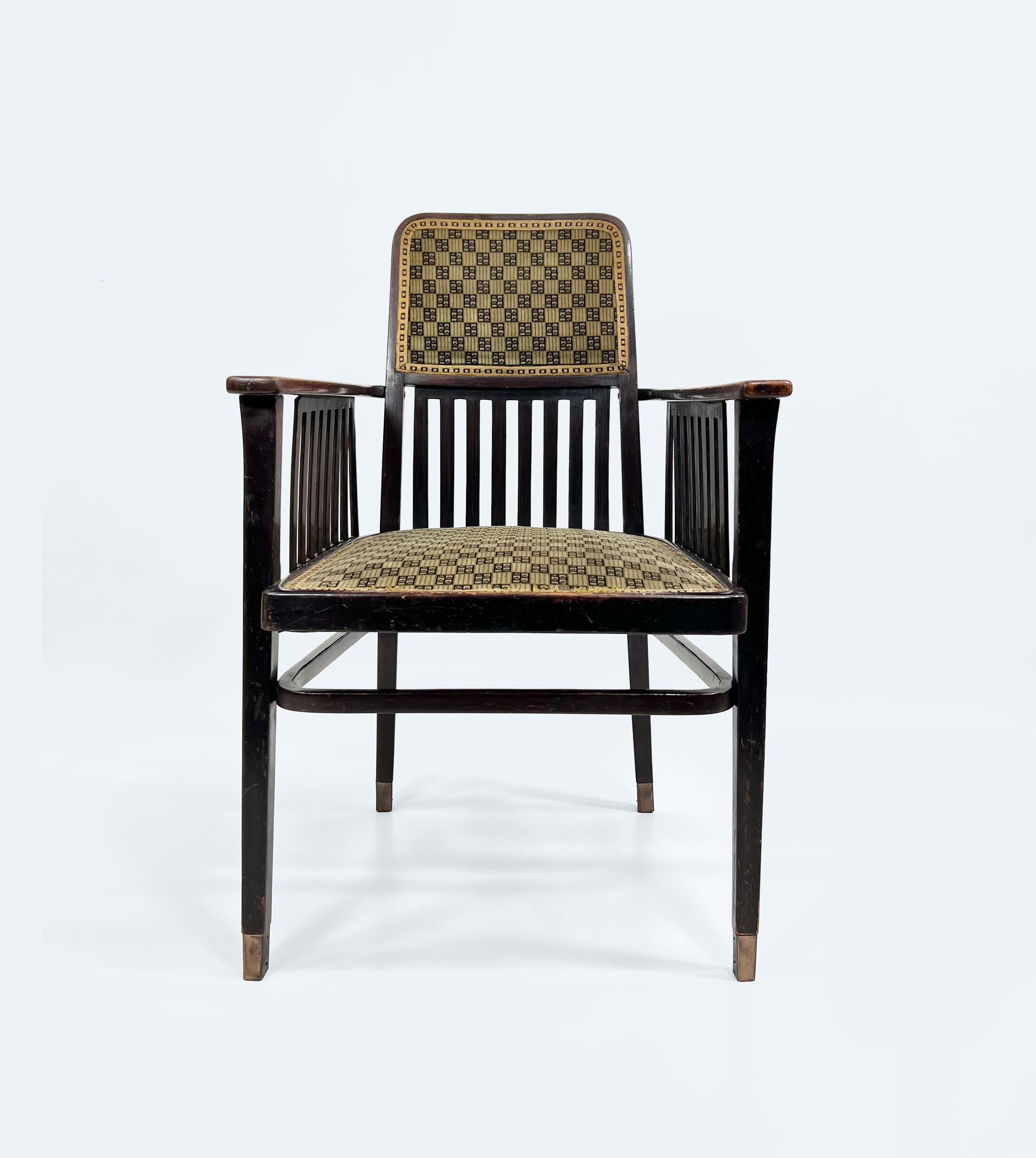 Ce fauteuil autrichien, modèle n° 420, conçu par Marcel Kammerer pour Jacob & Josef Kohn à la manière d'un musée, est une incarnation étonnante du style de la Sécession viennoise, illustrant la haute qualité de l'artisanat et le design intemporel du