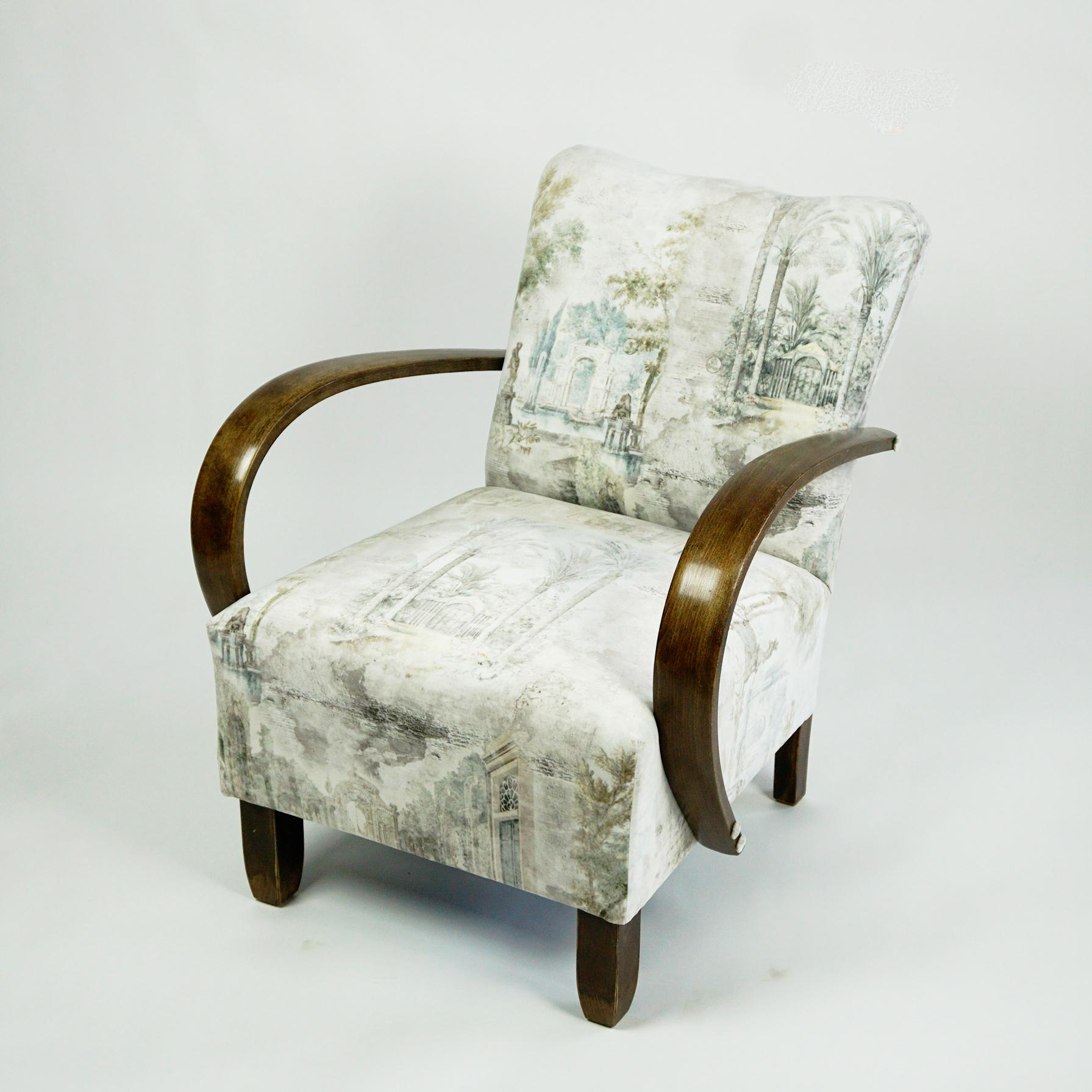 This charming and elegant Art Deco armchair has been completely restored and newly upholstered. The structure in beechwood features striking armrests that were curved using steam. The new upholstery is an ivory velvet wich shows classical