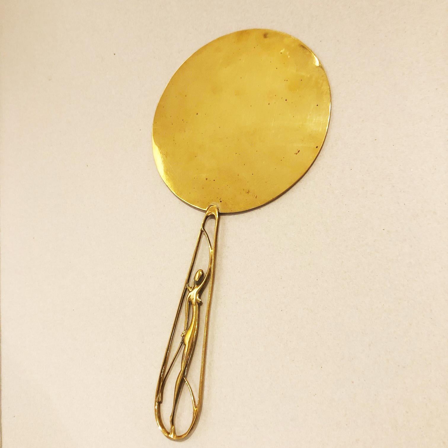 Amazing polished brass hand mirror manufactured by Werkstätte Hagenauer Vienna in the 1930s, marked on the underside Hagenauer Wien, WHW. Very nice original condition.
A Must Have for every Hagenauer Collector!

  ref.: exhibition catalogue