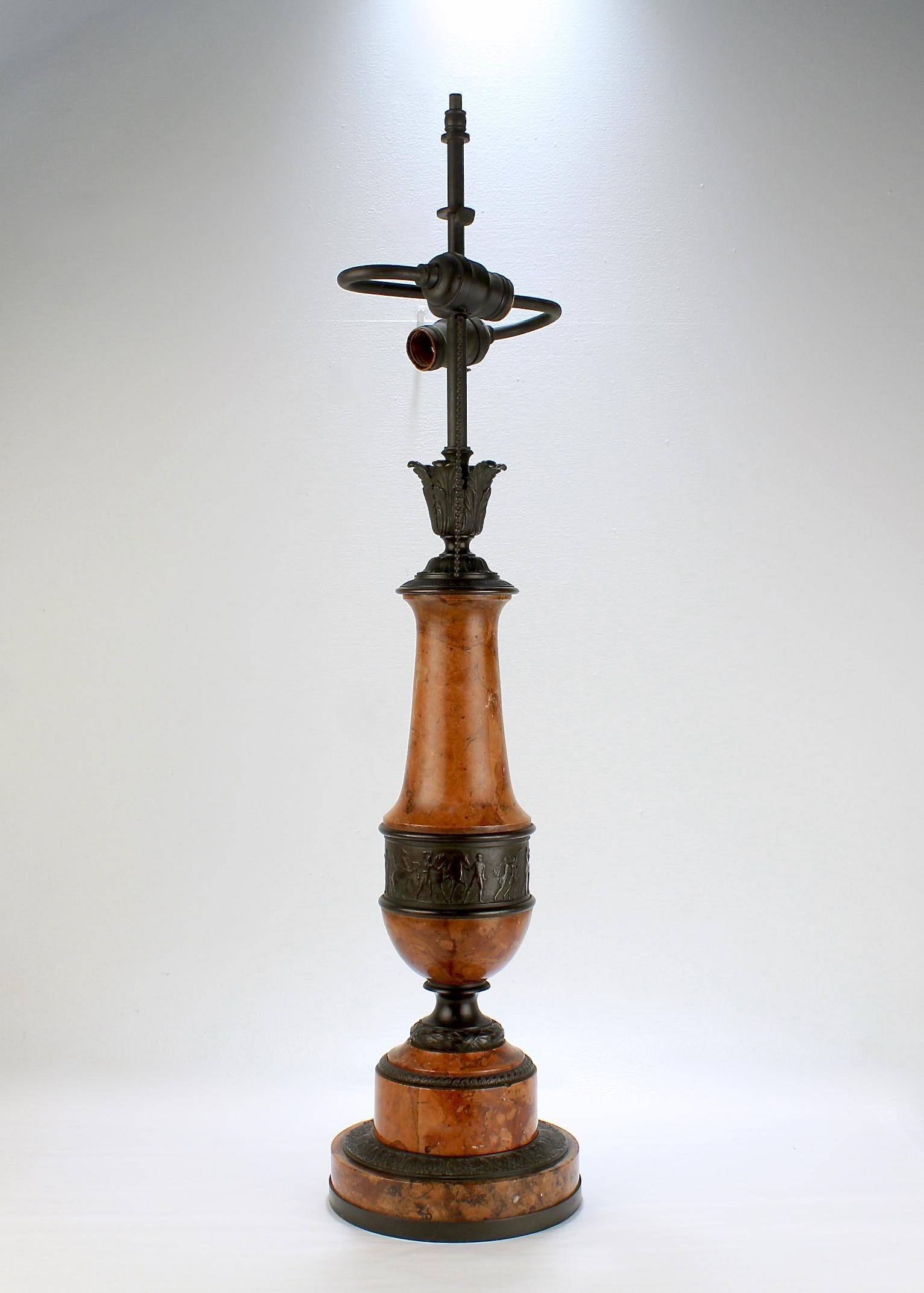 Lámpara austriaca Art Déco de bronce y mármol rojizo Vendida por B. Altman & Co. Art Decó en venta