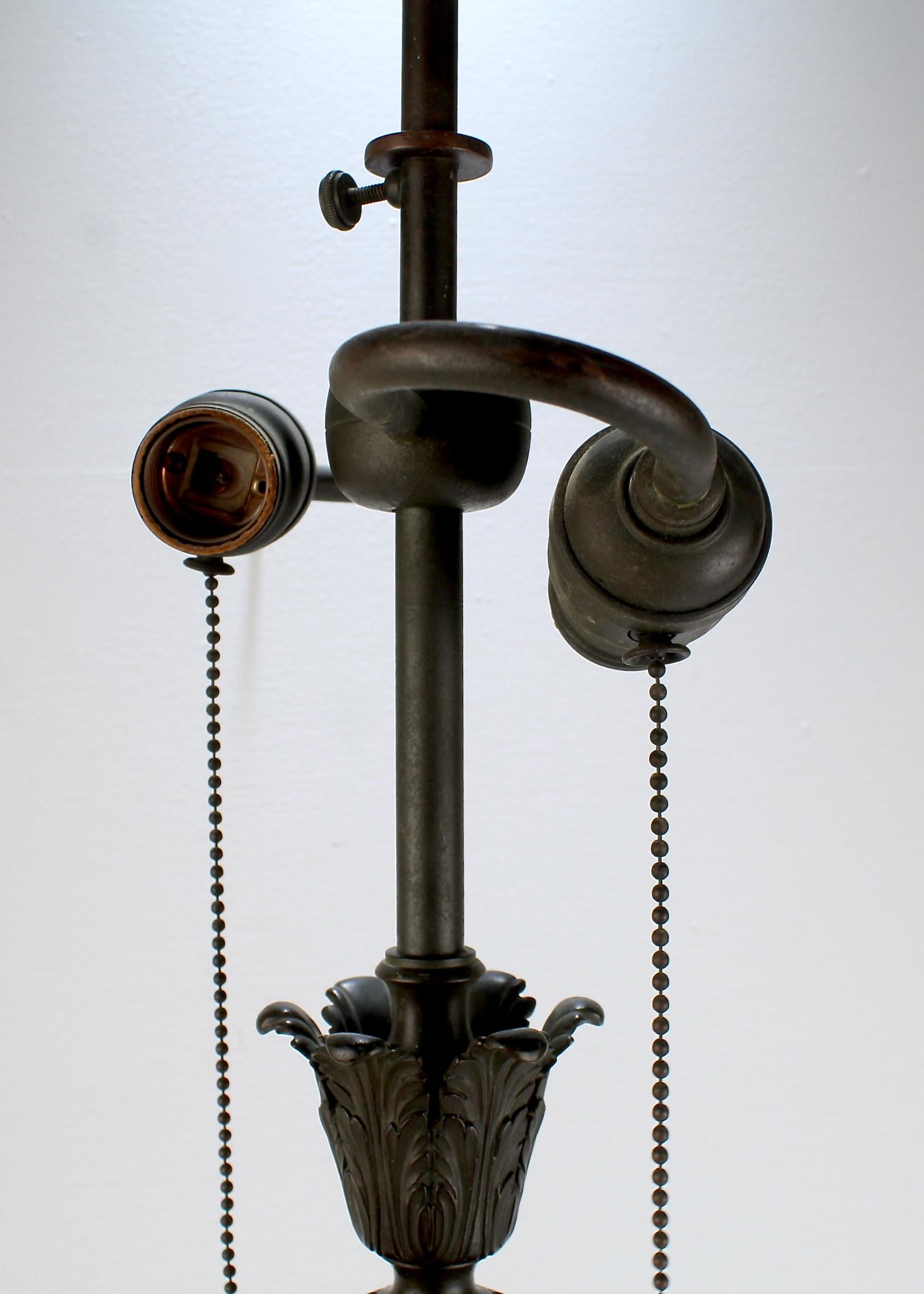 Lámpara austriaca Art Déco de bronce y mármol rojizo Vendida por B. Altman & Co. Bronce en venta