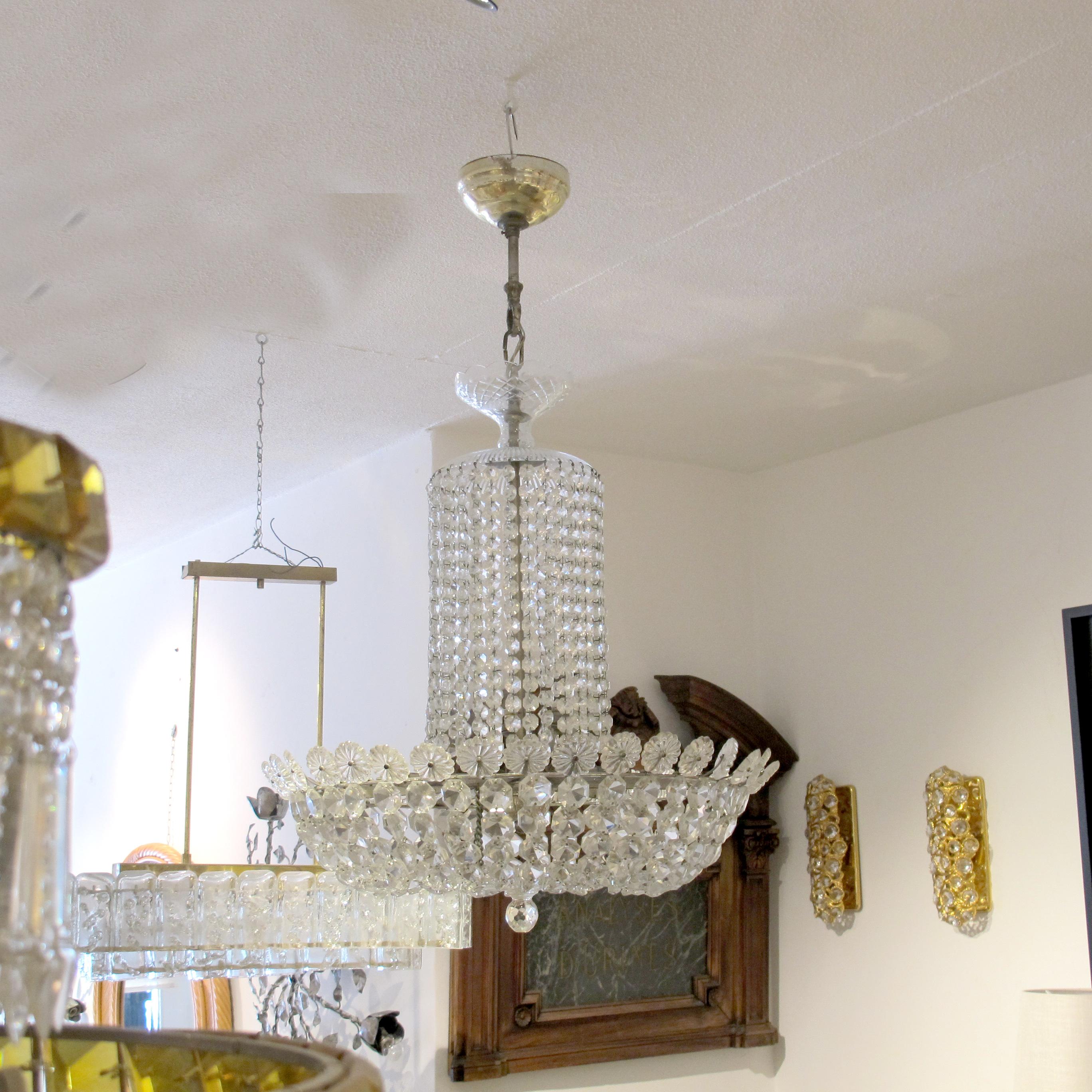 Lampadario a cesto in cristallo Art Deco austriaco con perline sfaccettate, anni '30 In condizioni buone a London, GB