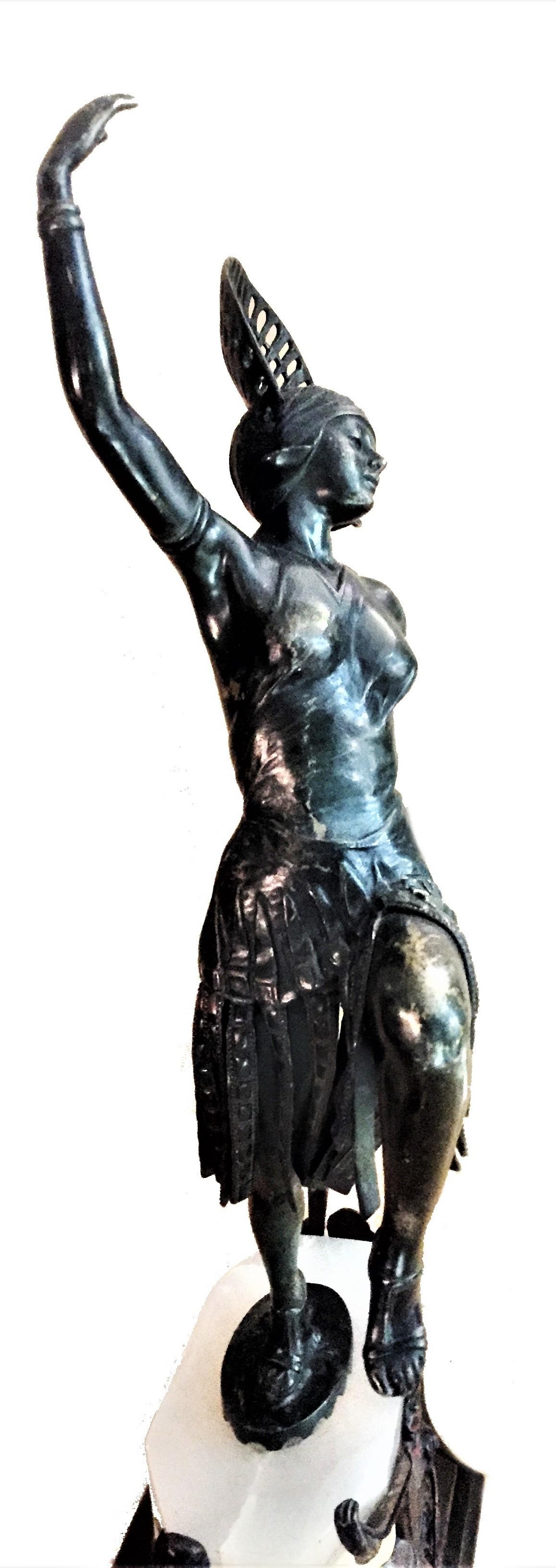 Autrichien Lampe Art Déco autrichienne, danseuse, bronze patiné, onyx et marbre, vers les années 1920 en vente