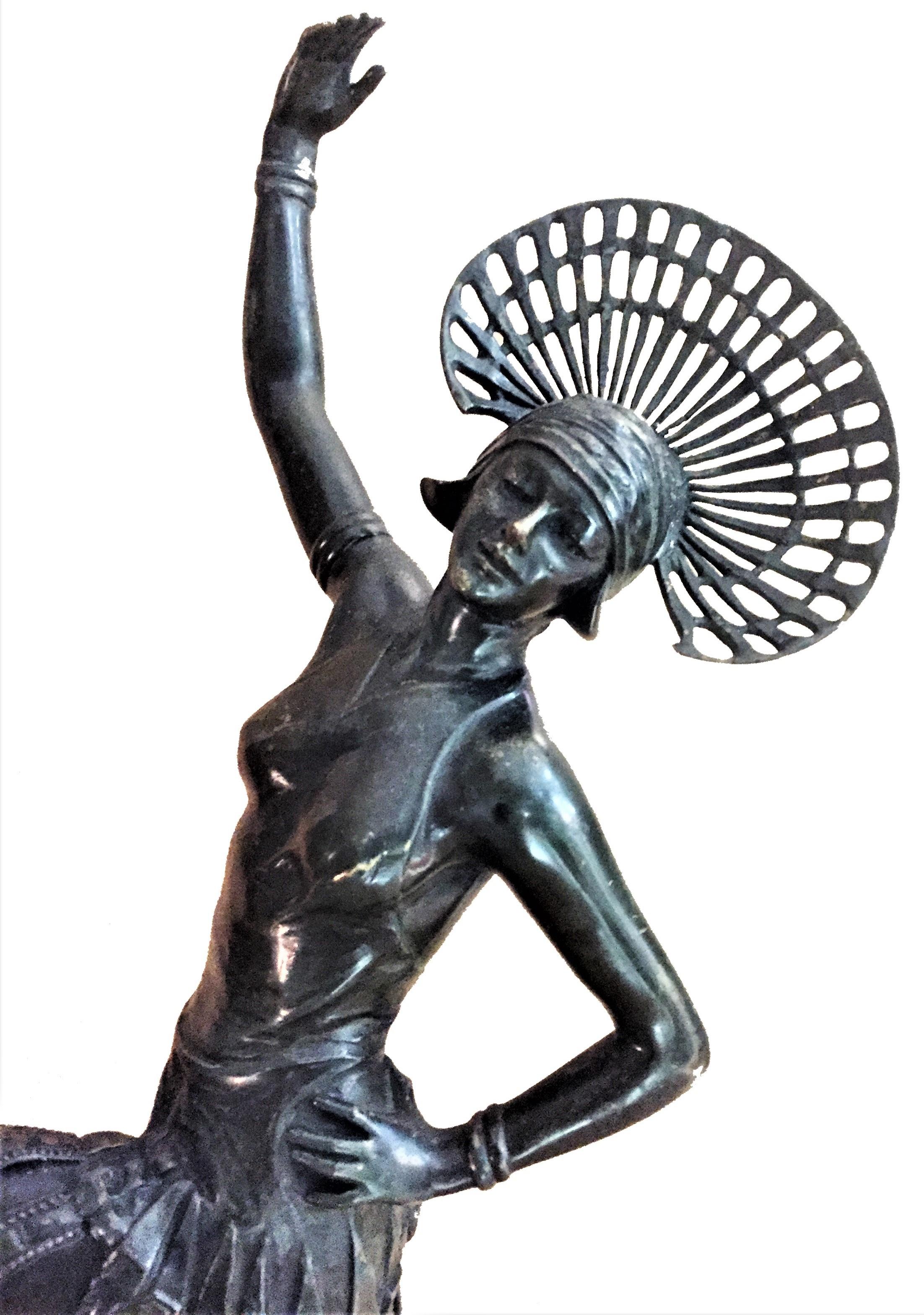 Patiné Lampe Art Déco autrichienne, danseuse, bronze patiné, onyx et marbre, vers les années 1920 en vente