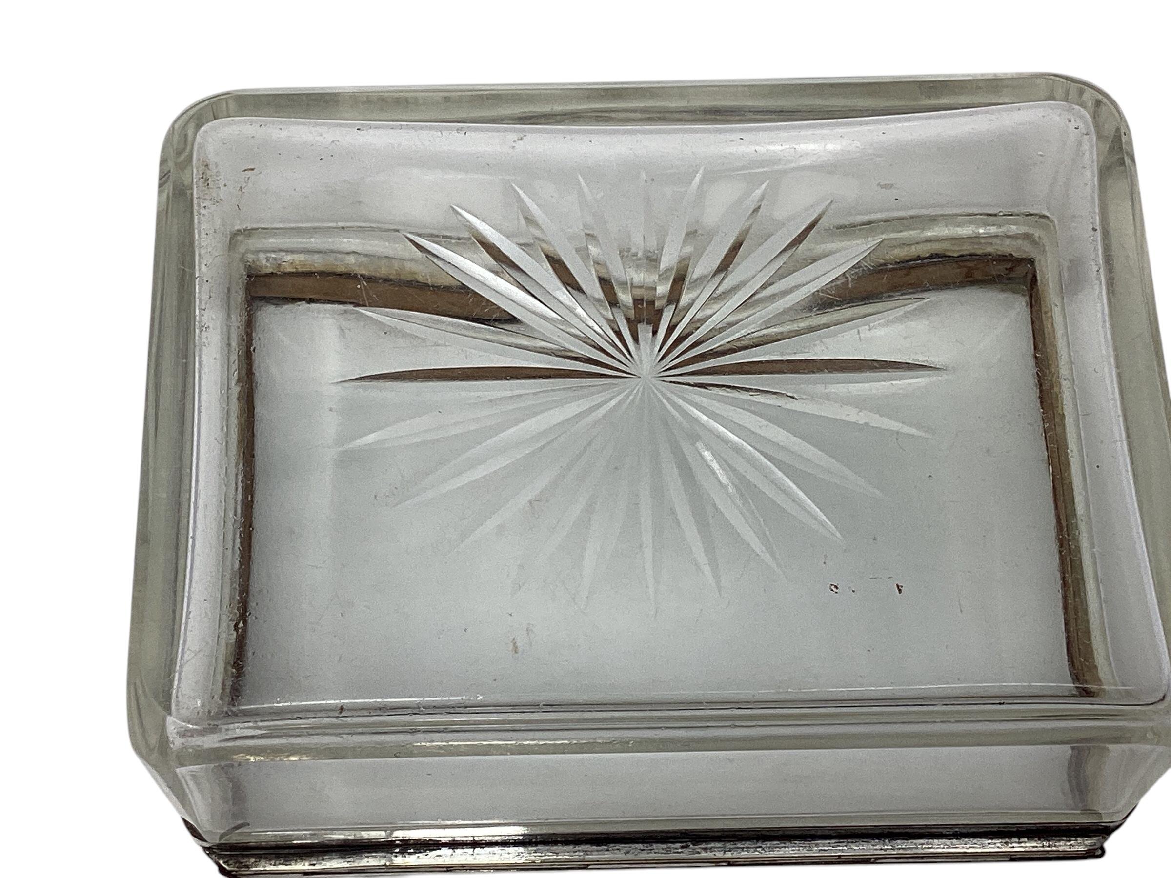 Caja austriaca de cristal Art Decó con monturas plateadas y diseño de estallido de estrellas. La caja rectangular con un diseño grabado en forma de estrella en la parte inferior de la caja y está marcada en el 