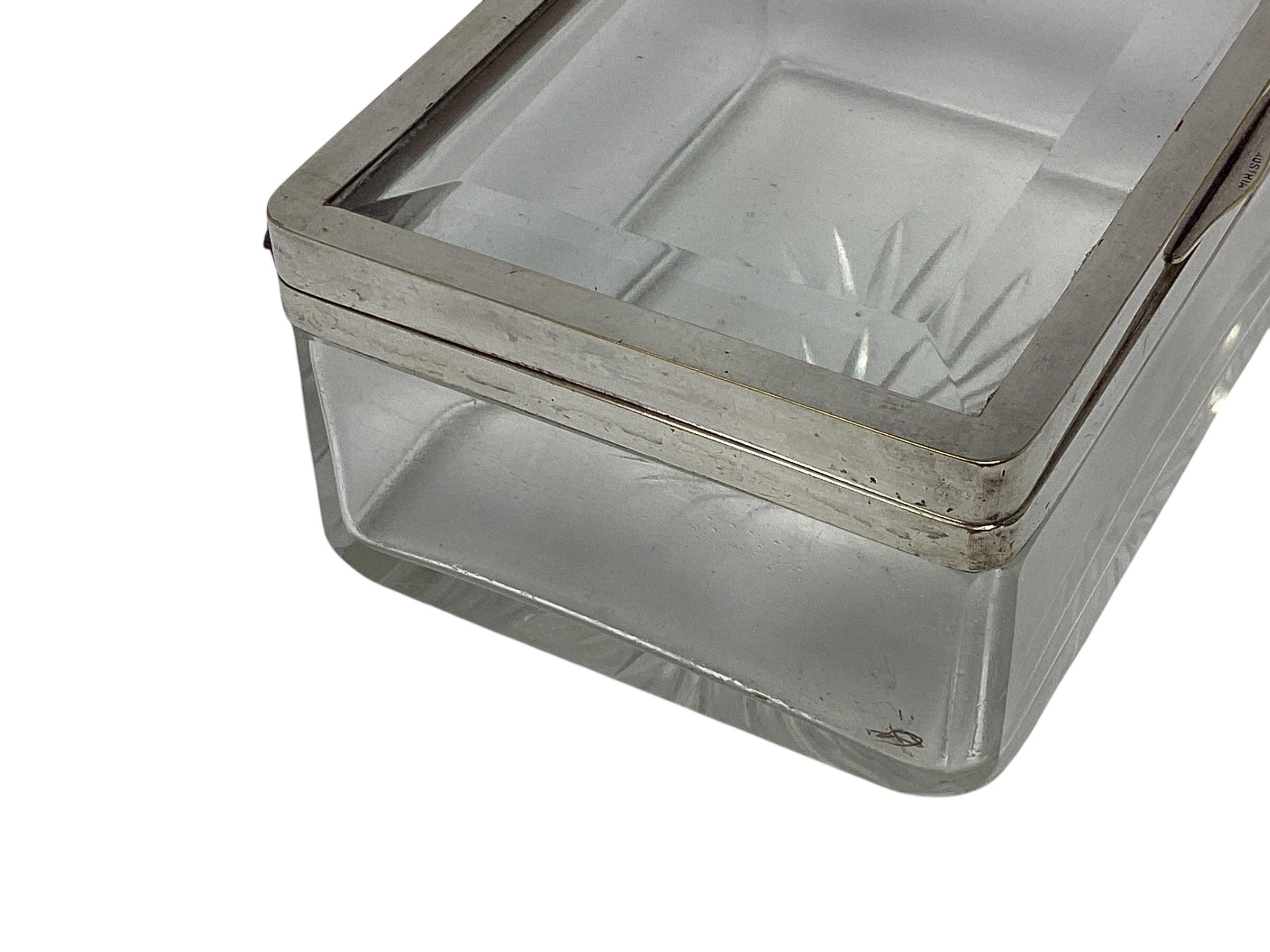 Caja austriaca de cristal Art Déco con monturas plateadas y diseño de estallido de estrellas principios del siglo XX en venta