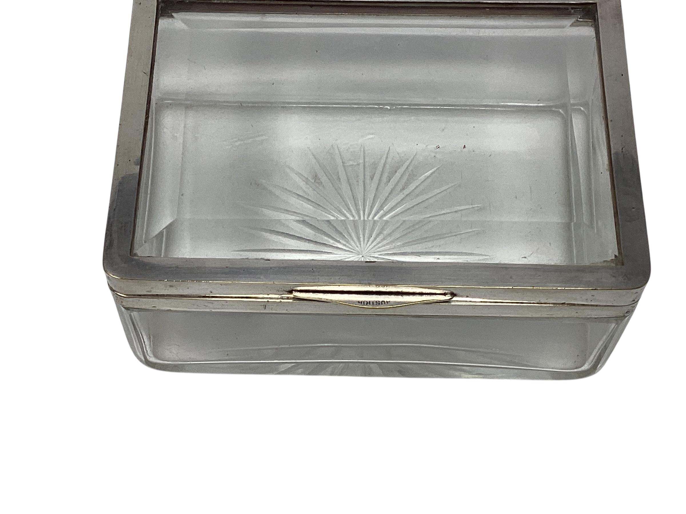 Caja austriaca de cristal Art Déco con monturas plateadas y diseño de estallido de estrellas en venta 1