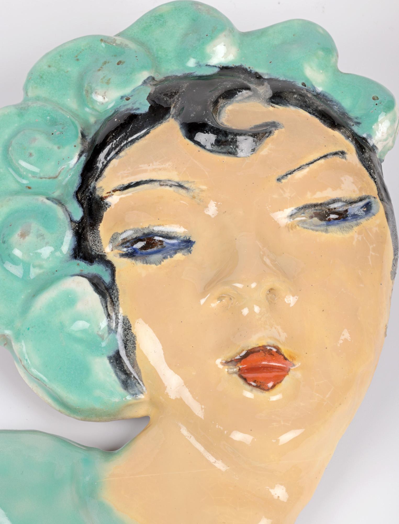 Österreichische Art Deco Keramik Gesicht Wandmaske in der Art der Wiener Werkstätte im Angebot 4