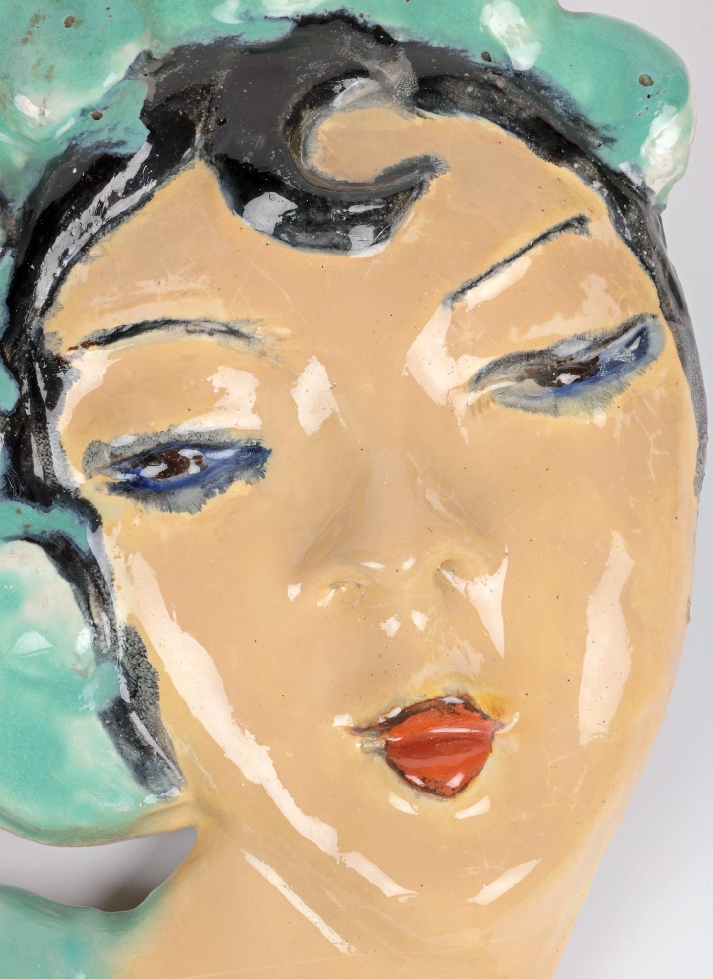 Österreichische Art Deco Keramik Gesicht Wandmaske in der Art der Wiener Werkstätte im Angebot 6