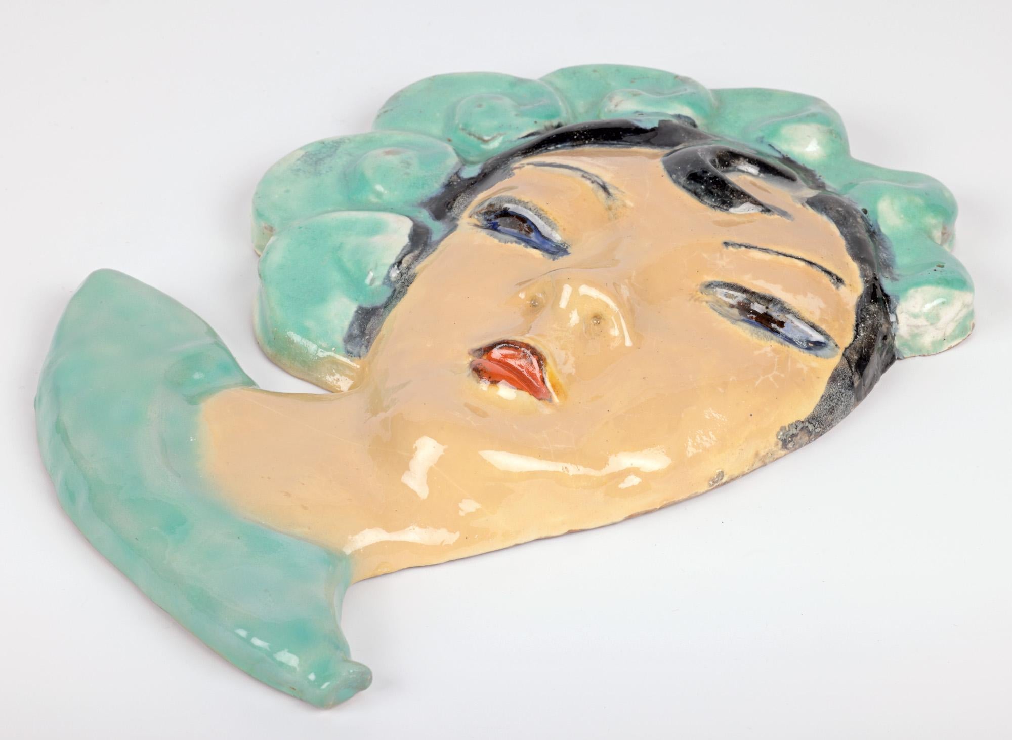 Österreichische Art Deco Keramik Gesicht Wandmaske in der Art der Wiener Werkstätte (Mitte des 20. Jahrhunderts) im Angebot