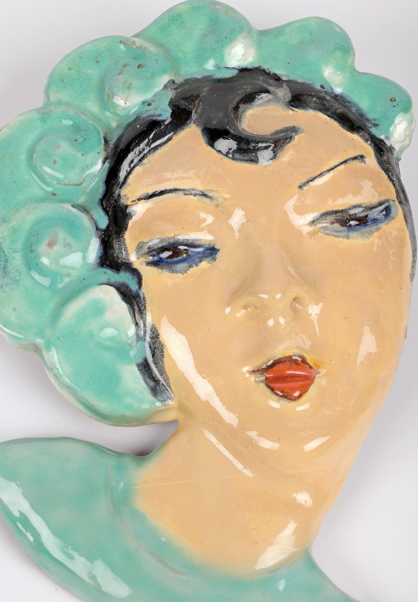Österreichische Art Deco Keramik Gesicht Wandmaske in der Art der Wiener Werkstätte (Terrakotta) im Angebot