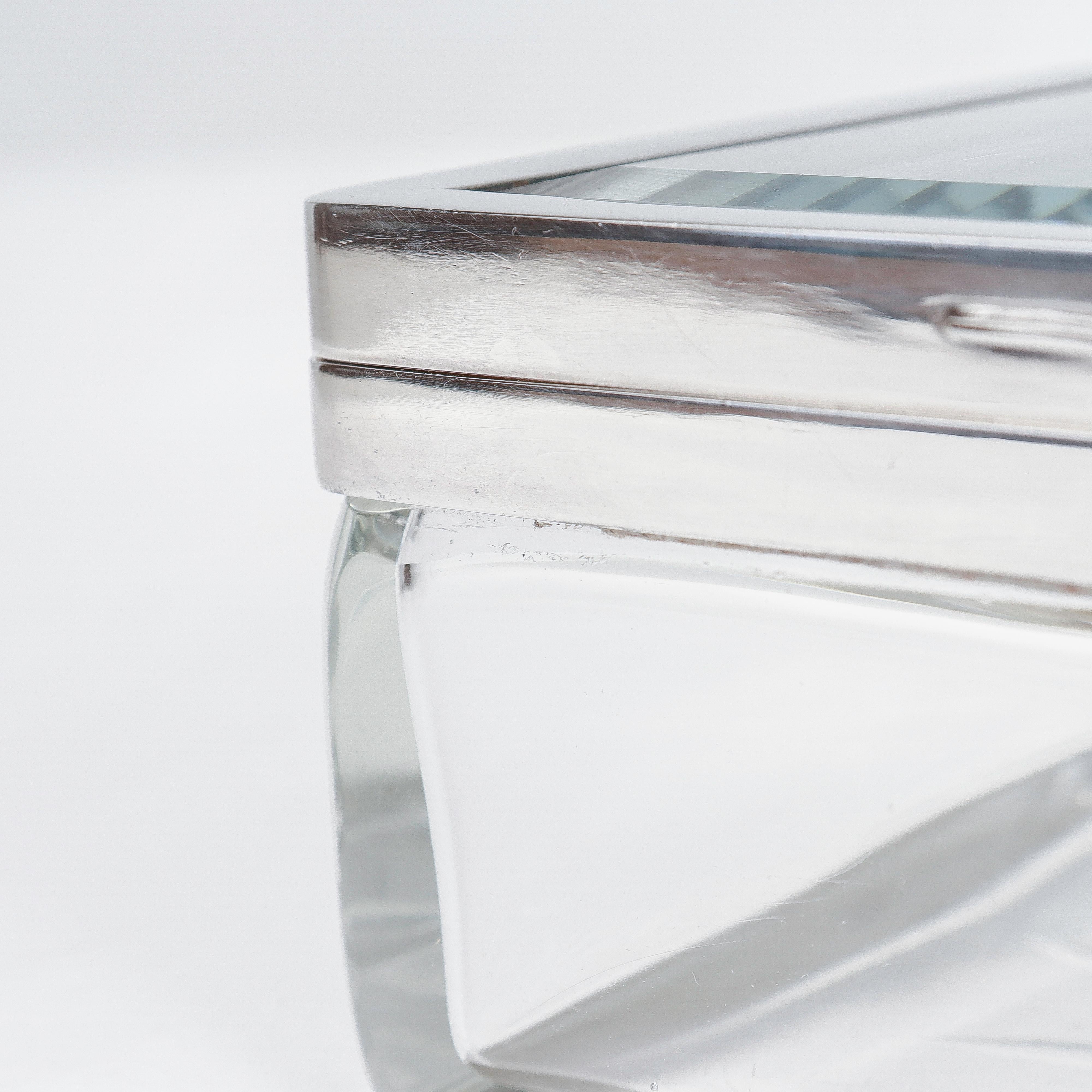 Österreichisches Art-Déco-Gehäuse oder Tischschachtel aus versilbertem und geschliffenem Glas im Angebot 12