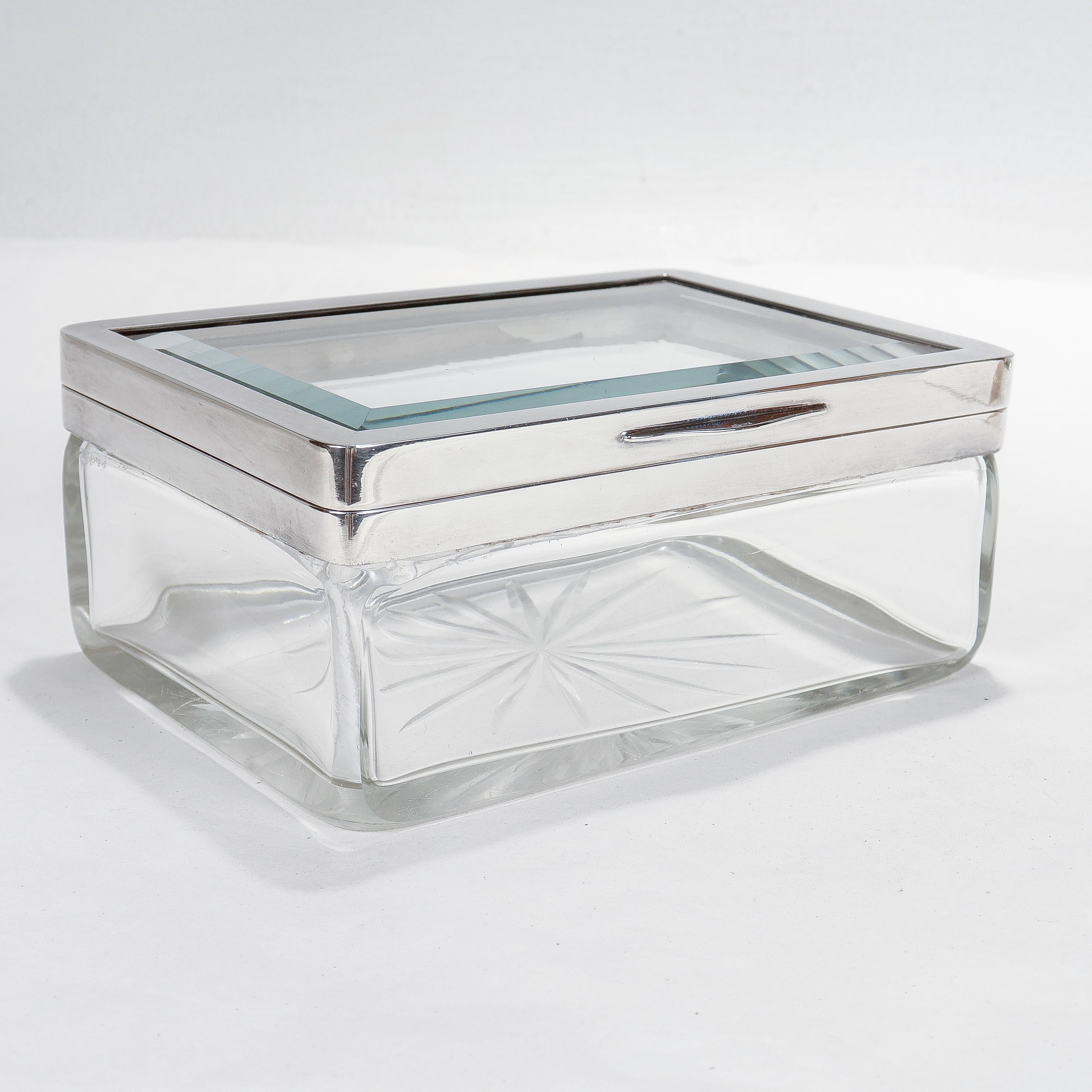 Autrichien Coffret ou boîte de table Art Déco autrichien en métal argenté et verre taillé en vente